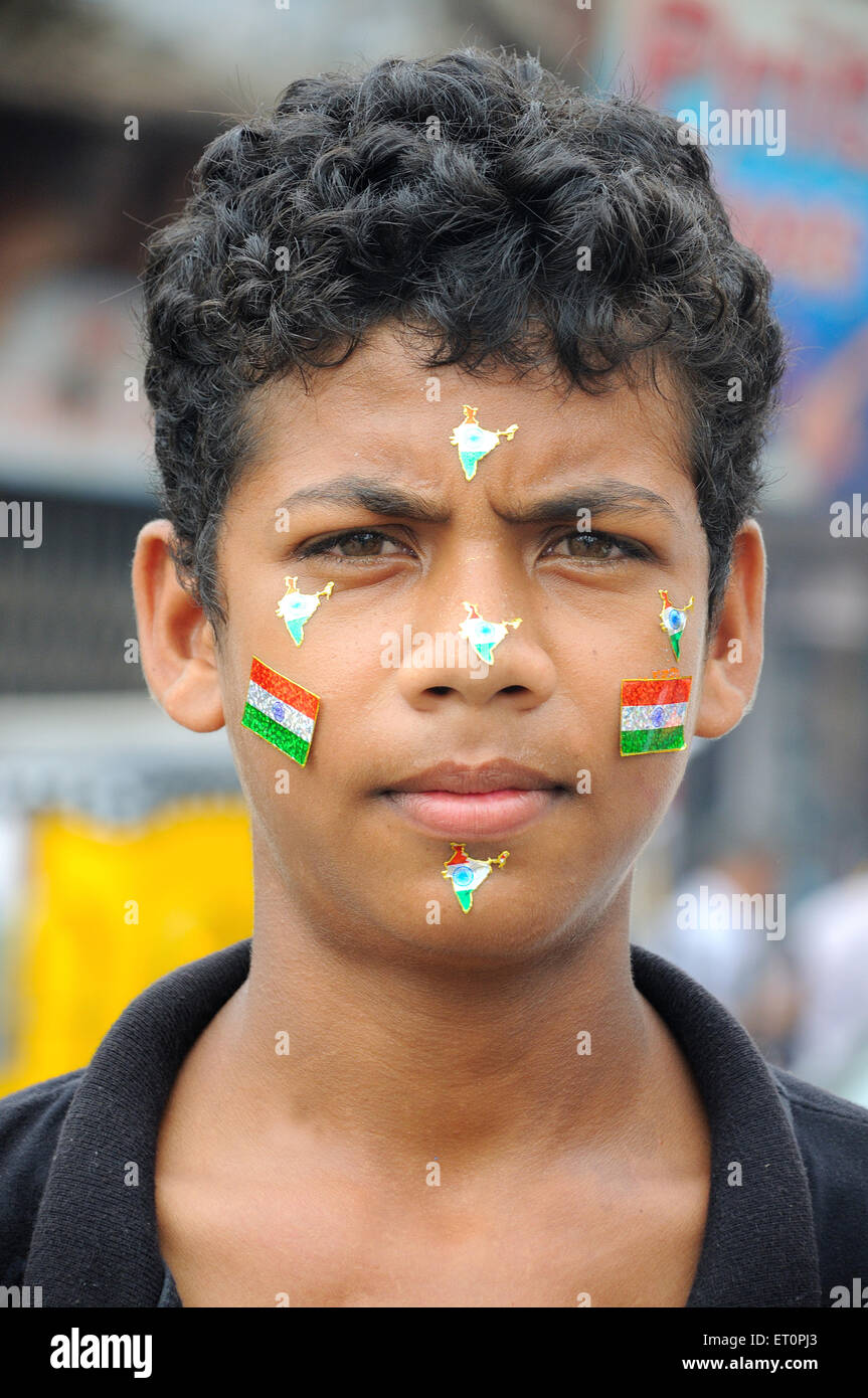 Un garçon peint son visage avec drapeaux indien Jodhpur Rajasthan ; ; ; l'Inde PAS DE MR Banque D'Images