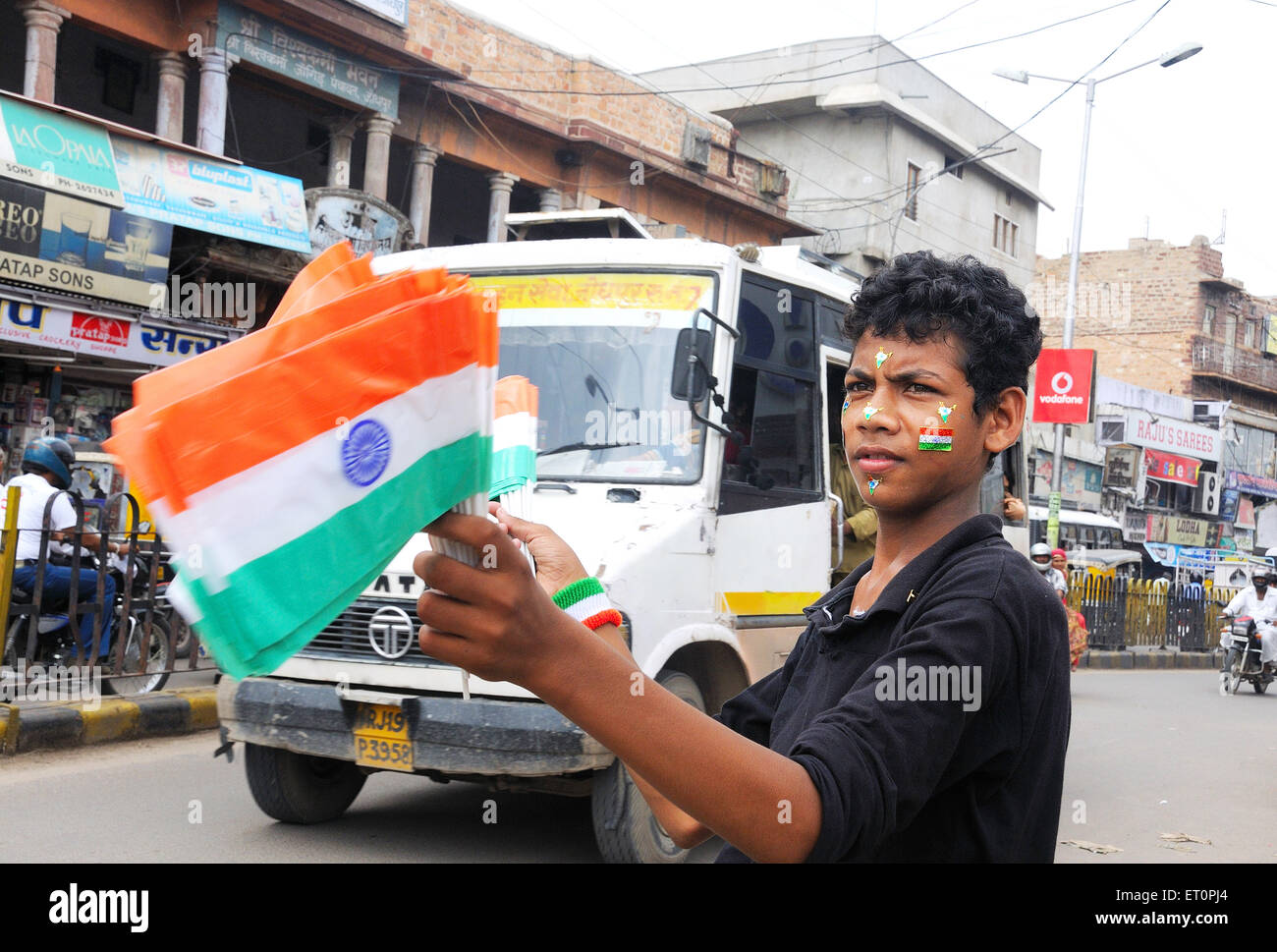 Un garçon indien ; vente de drapeaux ; Jodhpur Rajasthan Inde ; PAS DE MR Banque D'Images
