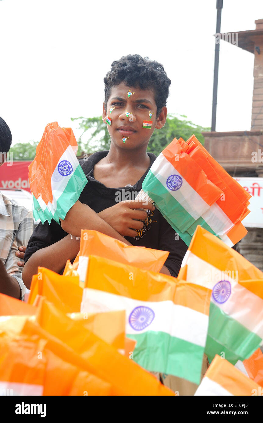 Un garçon indien ; vente de drapeaux ; Jodhpur Rajasthan Inde ; PAS DE MR Banque D'Images