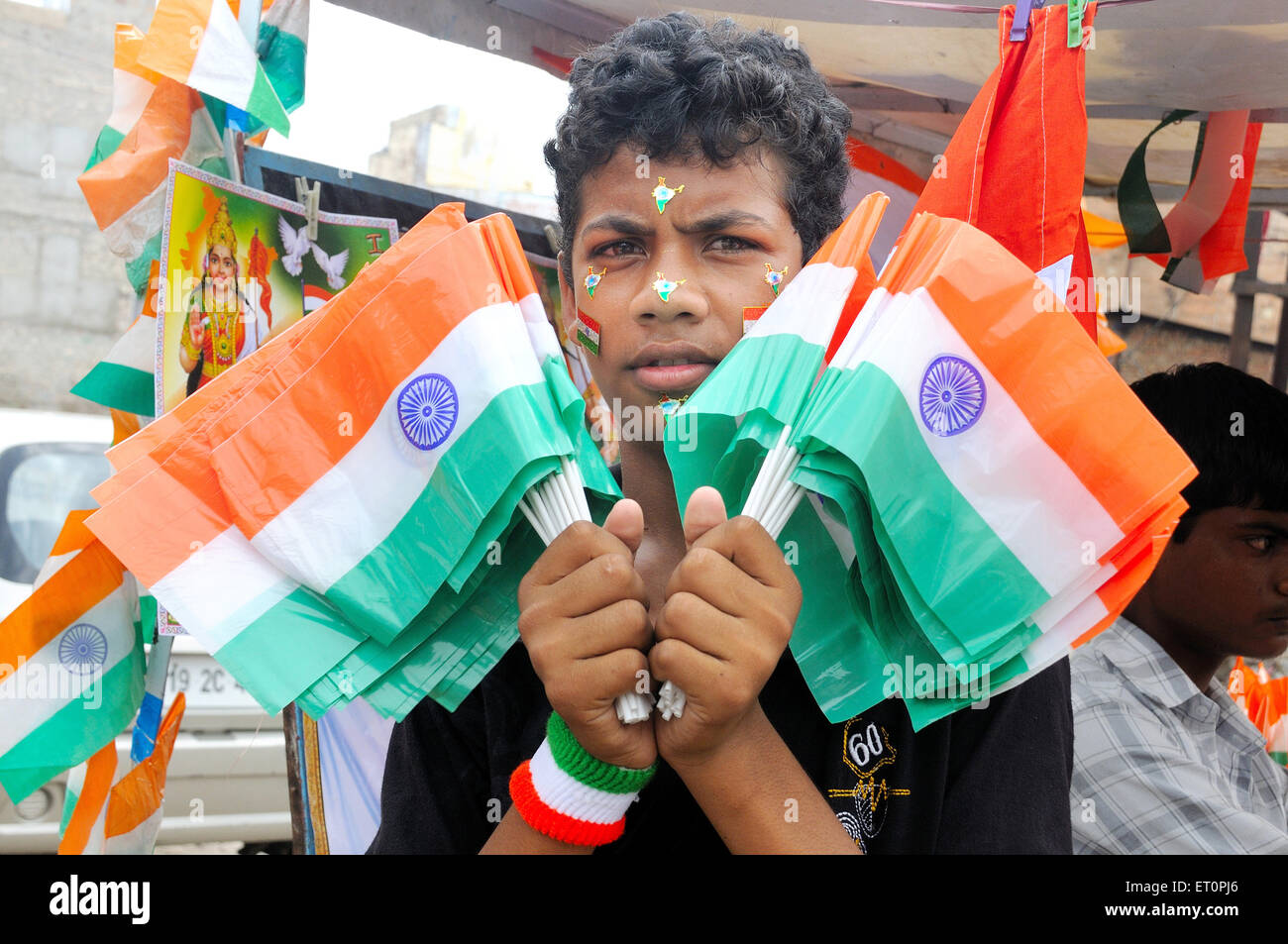 Un garçon indien ; vente de drapeaux ; Jodhpur Rajasthan Inde ; PAS DE MR Banque D'Images