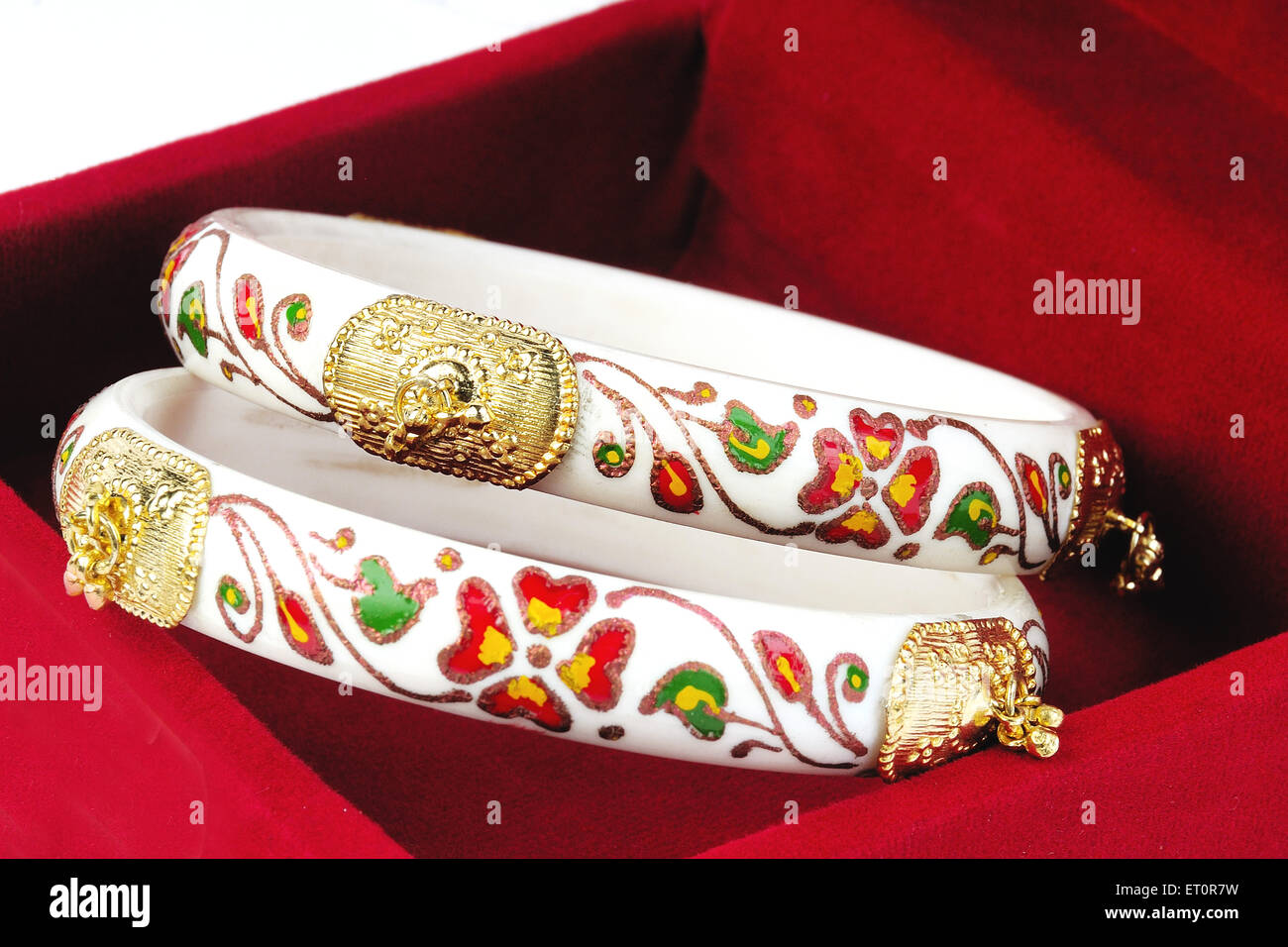 Bracelets en plastique peint coloré avec travail doré Banque D'Images