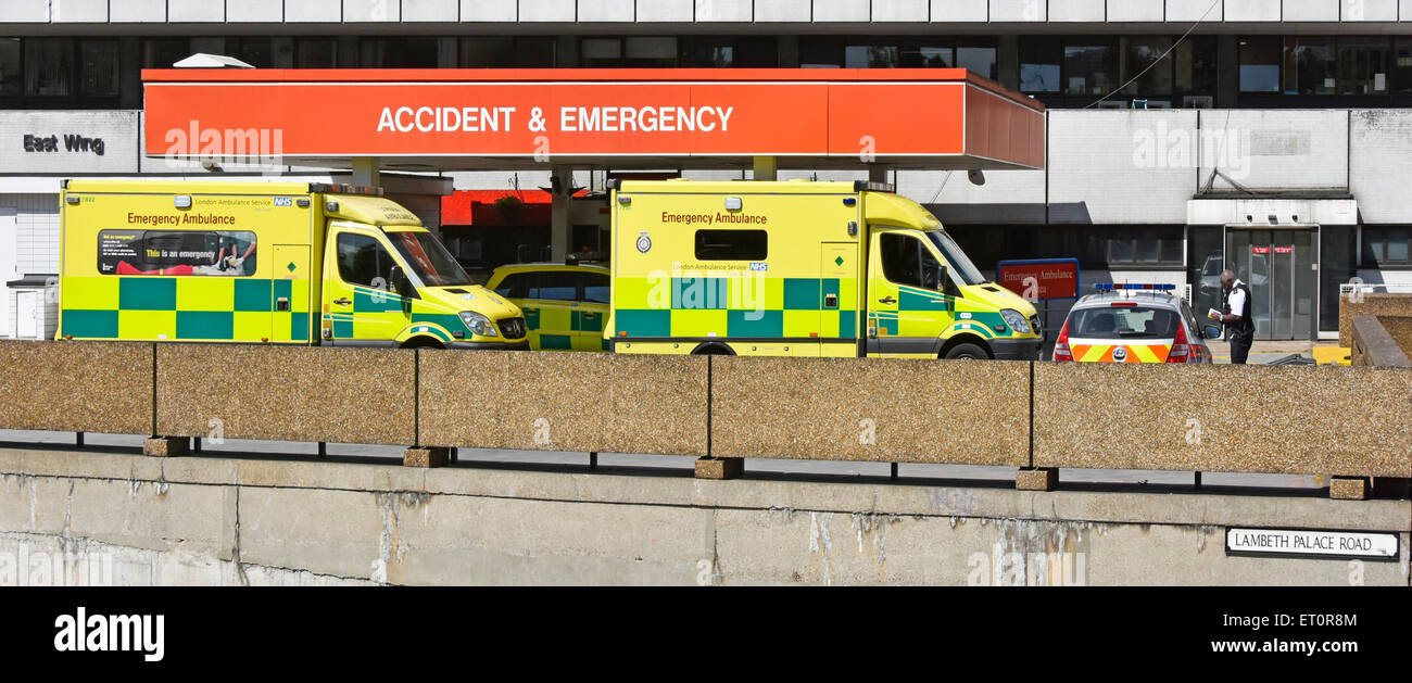 Accident NHS et ambulances d'urgence et voiture de police dans le bâtiment hospitalier A& E du département de santé à l'hôpital St Thomas Lambeth Londres Angleterre Royaume-Uni Banque D'Images