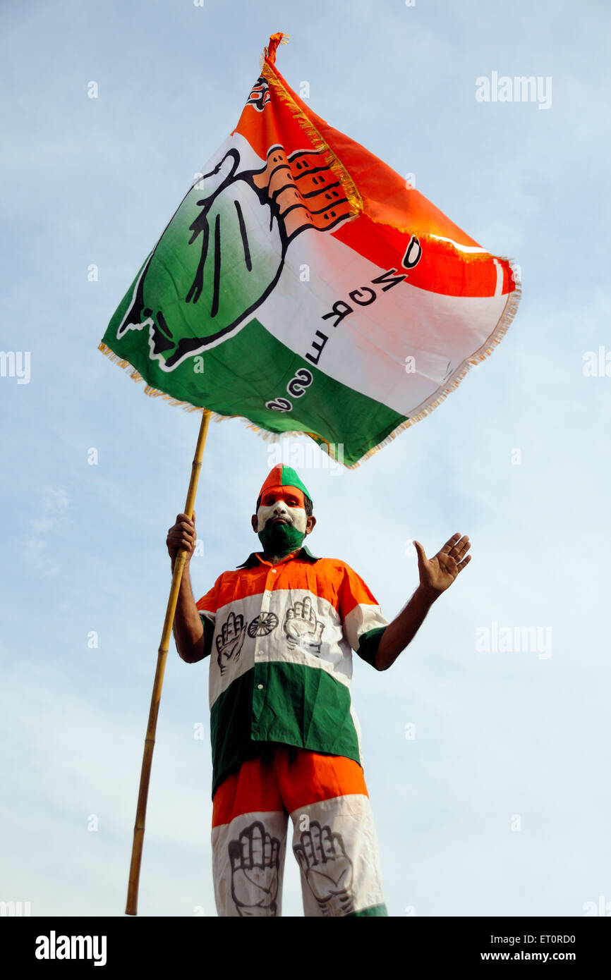 Drapeau indien de l'Inde peint sur le visage et drapeau du parti du Congrès Inde MR#769B Banque D'Images