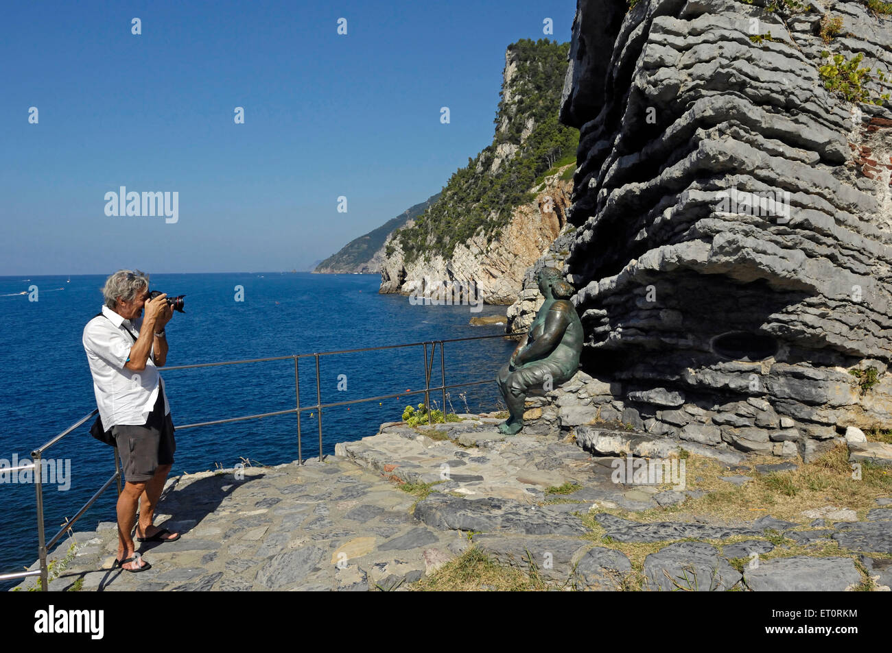 Un touriste prendre une photo en côte près de Portovenere à dans le Parc National des Cinque Terre en Ligurie, au nord ouest de l'Italie Banque D'Images
