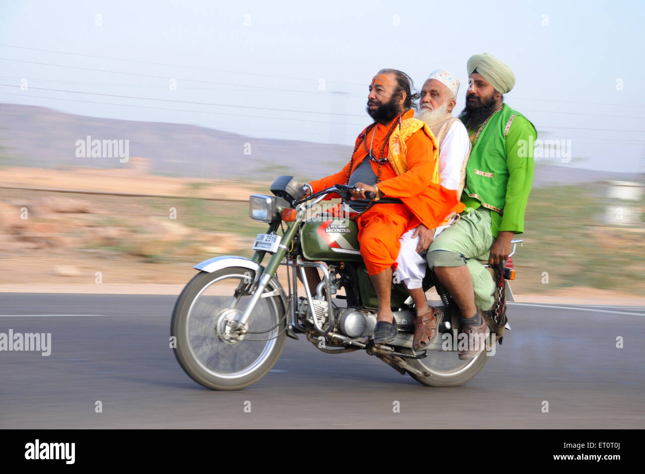 Harmony Unity drapeau indien de l'Inde robe couleurs hindou musulman Sikh hommes moto Inde Banque D'Images