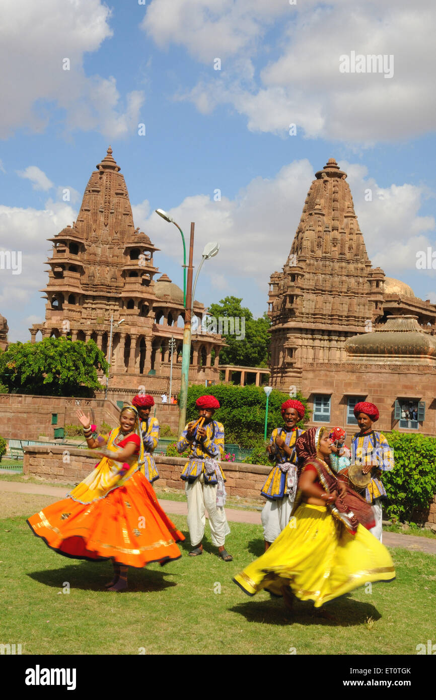 Folk Dancers dancing ; ; ; Deval Mandore Jodhpur Rajasthan Inde NOMR ; ; Banque D'Images