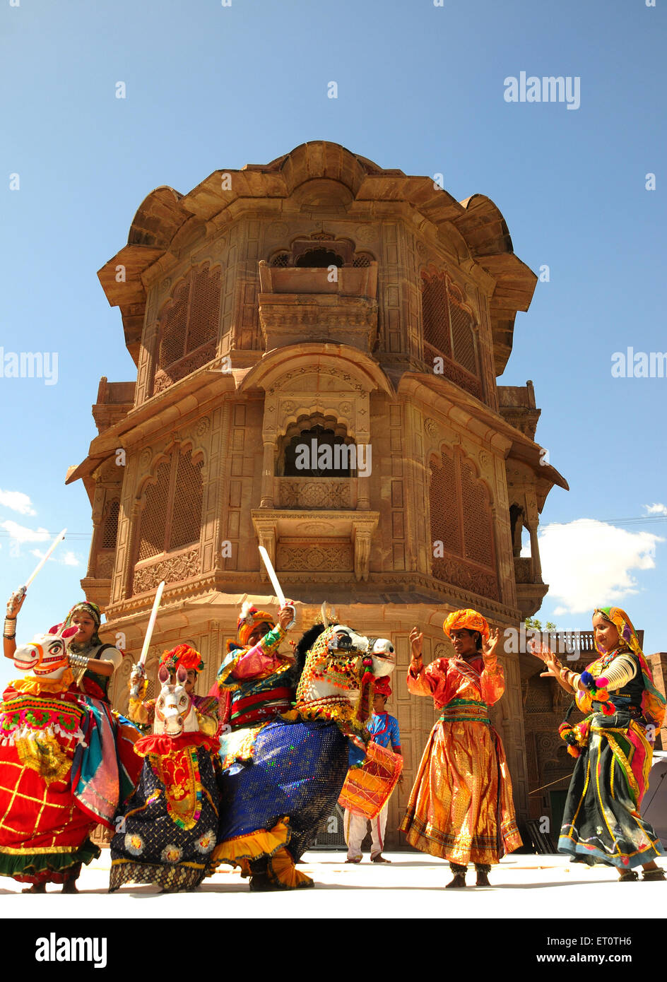 Folk Dancers kachhi ghodi à ek mahal thamba Mandore ; ; ; Jodhpur Rajasthan Inde NOMR ; Banque D'Images