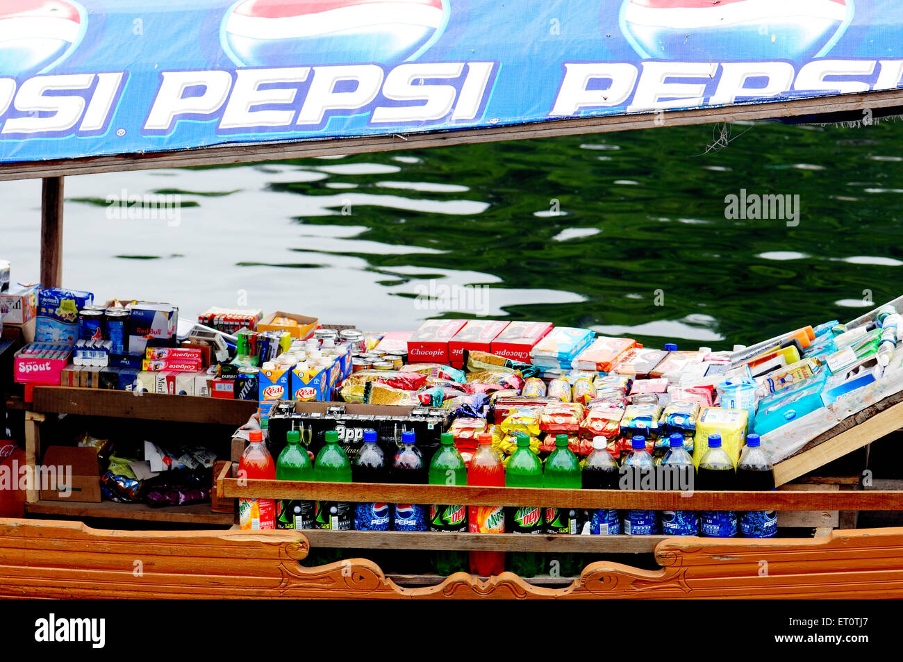 Store en canoë en shikara dal lake ; Srinagar, Jammu-et-Cachemire ; Inde ; Banque D'Images
