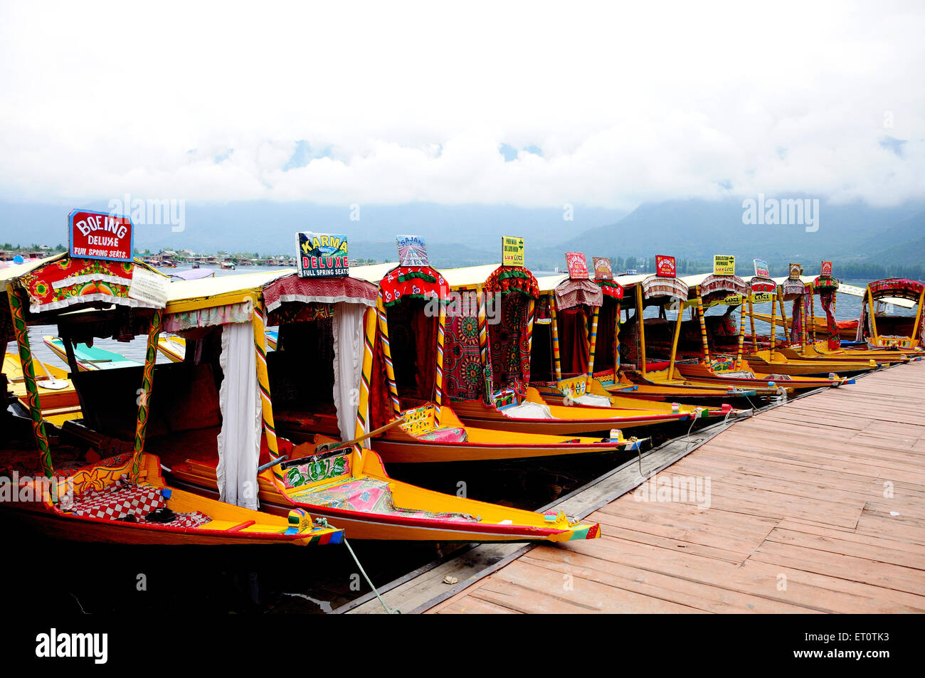 Canoe shikaras à dal lake ; Srinagar ; Jammu-et-Cachemire en Inde ; Banque D'Images