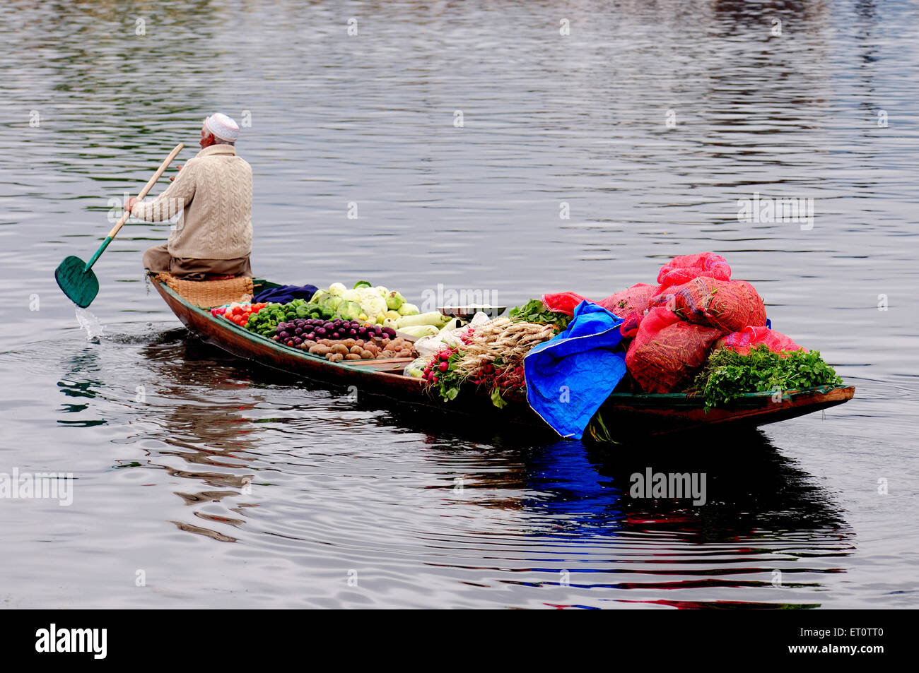 Vendeur de légumes Kashmiri en canot sur le lac Dal ; Srinagar, Jammu-et-Cachemire ; Inde ; Banque D'Images