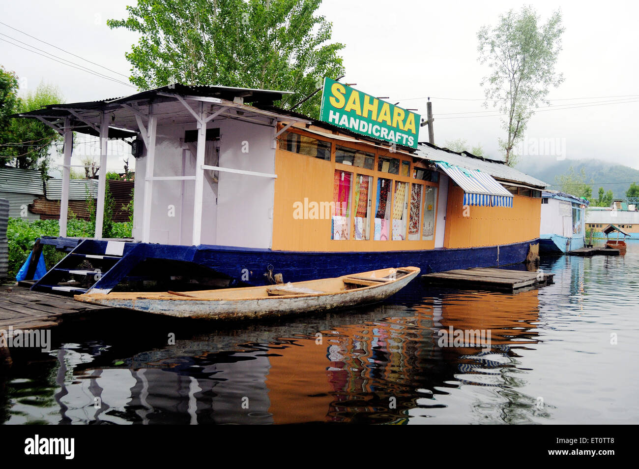 Boutique en bateau dans le lac Dal ; Srinagar, Jammu-et-Cachemire ; Inde ; Banque D'Images