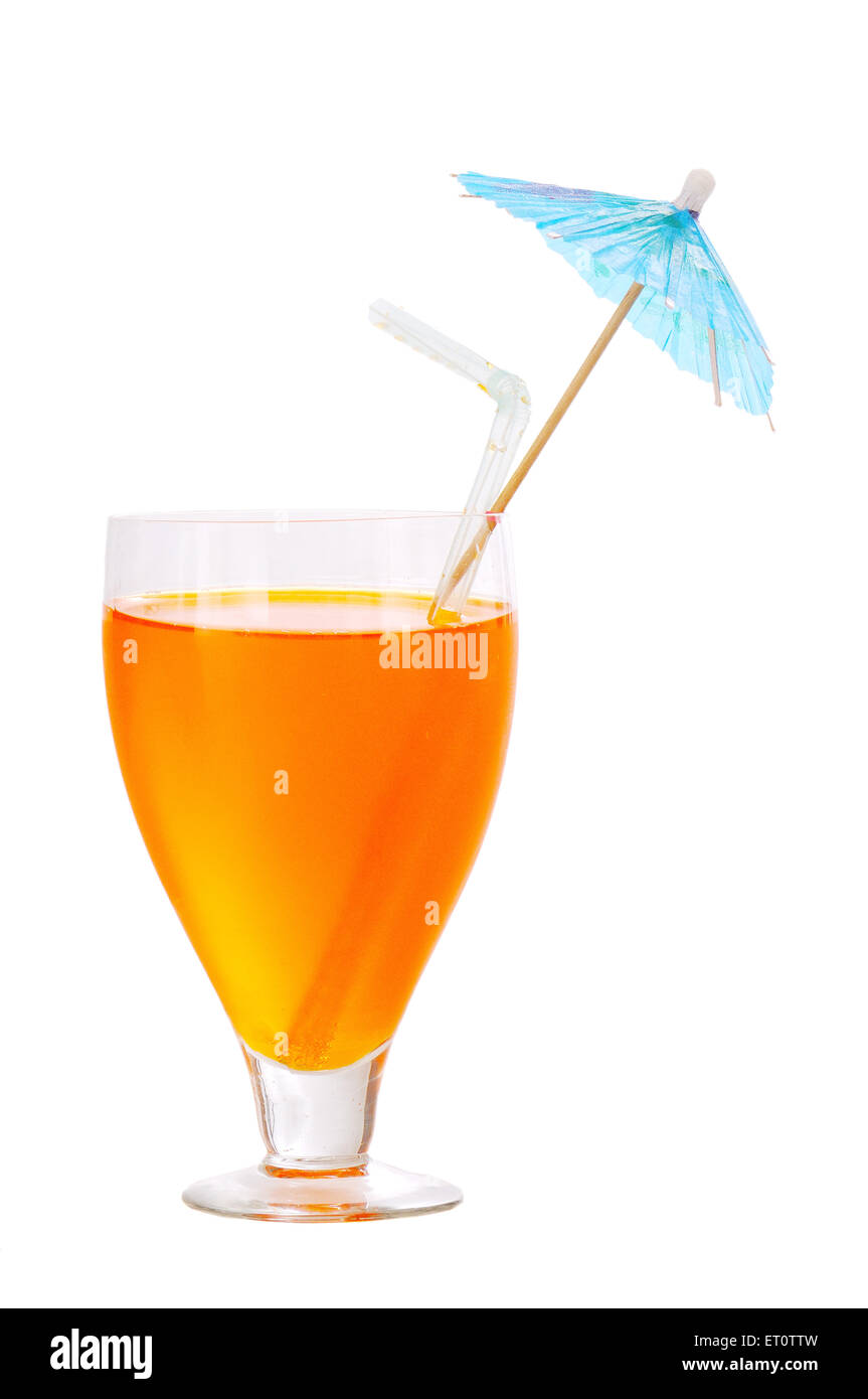 Jus d'orange avec paille en verre et bâton sur fond blanc Banque D'Images