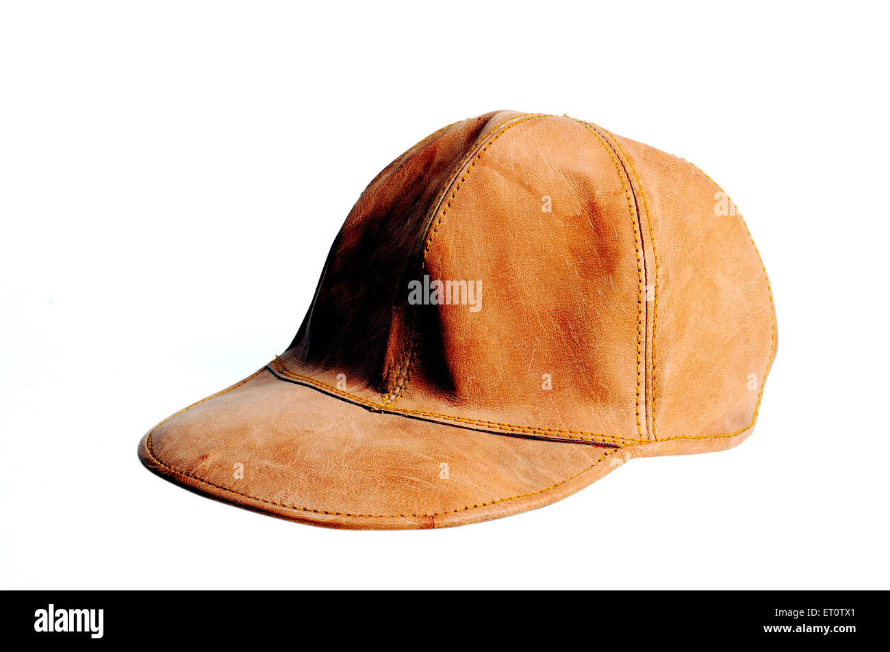 casquette en cuir marron sur fond blanc Banque D'Images