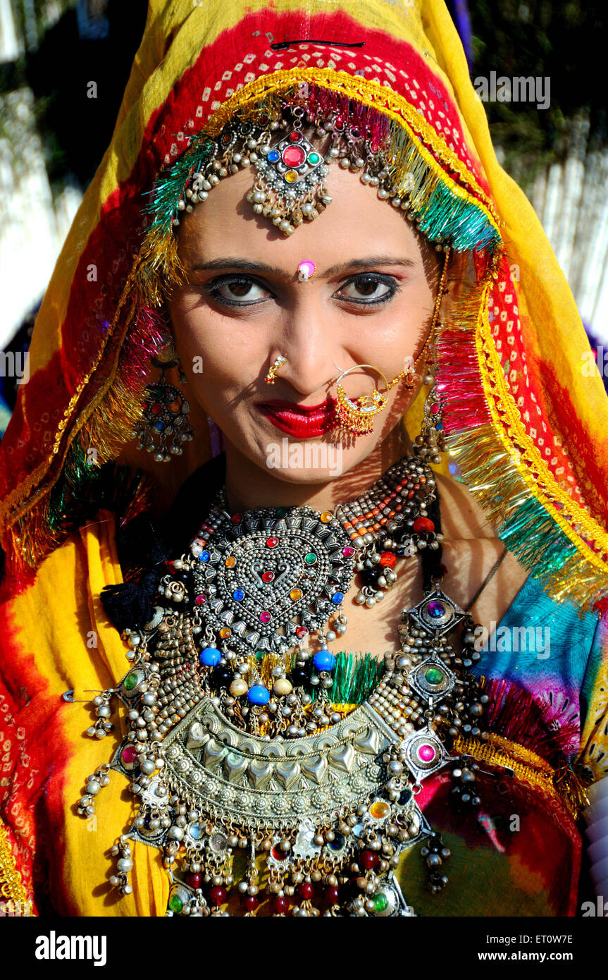 Femme portant des bijoux traditionnels du Rajasthan Rajasthan ; Inde ; -  M.# 786 Photo Stock - Alamy