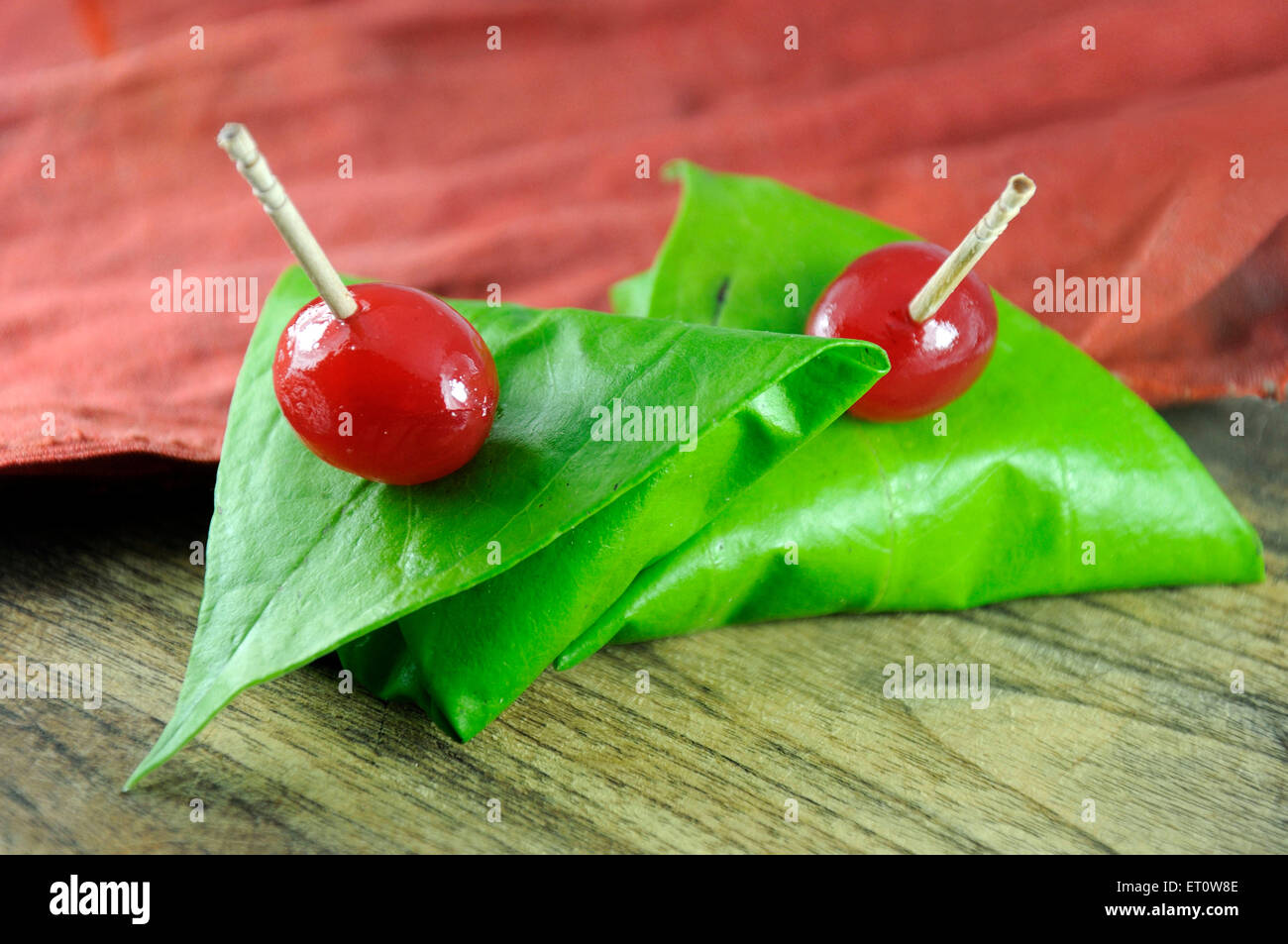 Paan doux enveloppé dans la feuille de bétel à Mumbai à Maharashtra Inde Asie Banque D'Images