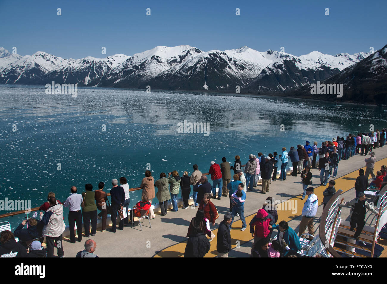 Les touristes sur le pont voir hubbard glacier sur bateau de croisière de l'Alaska ; USA États-Unis d'Amérique Banque D'Images