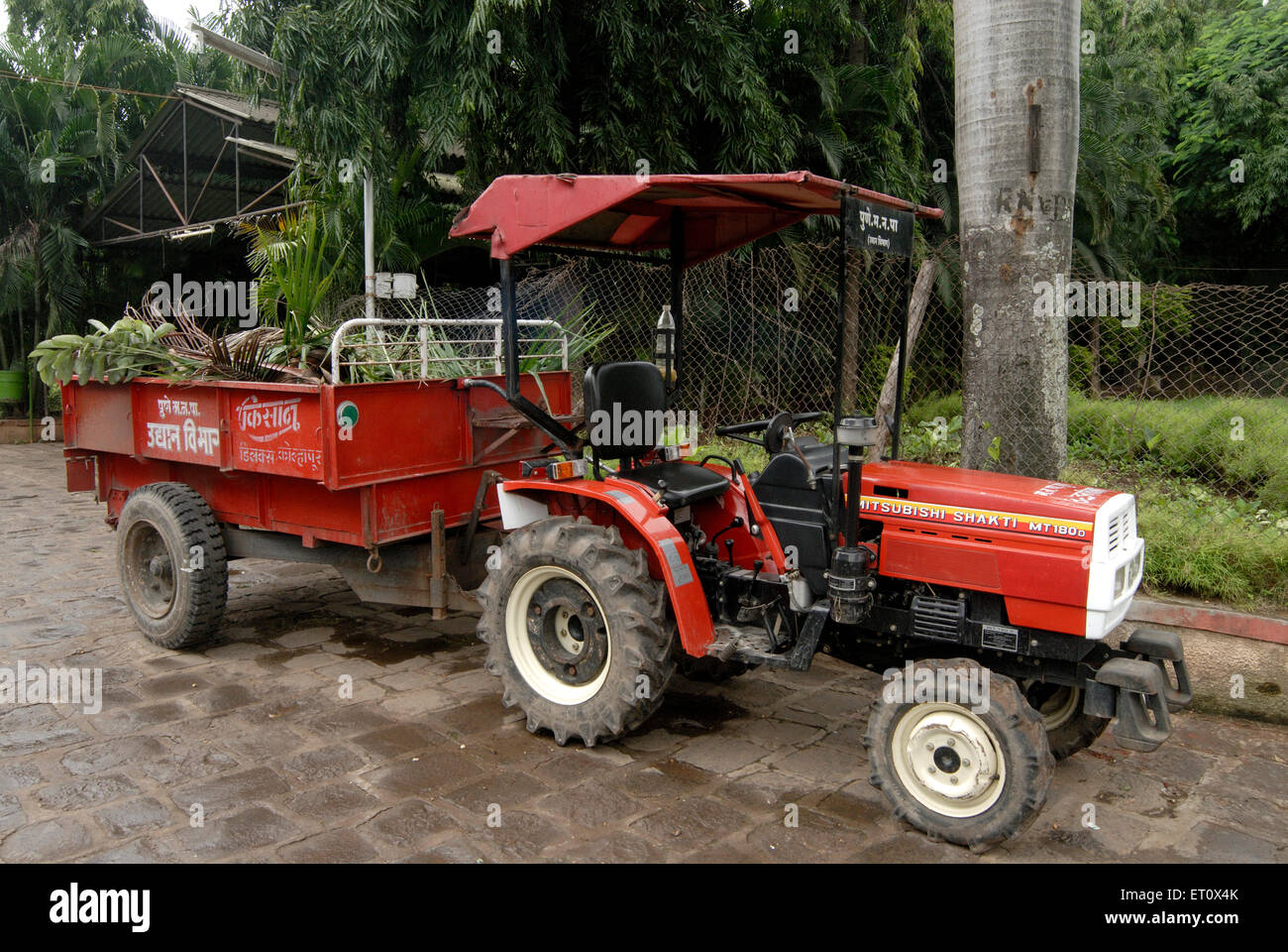 Chariot tracteur, Mitsubishi Shakti MT 180D, Salas Baug, Pune, Maharashtra, Inde Banque D'Images