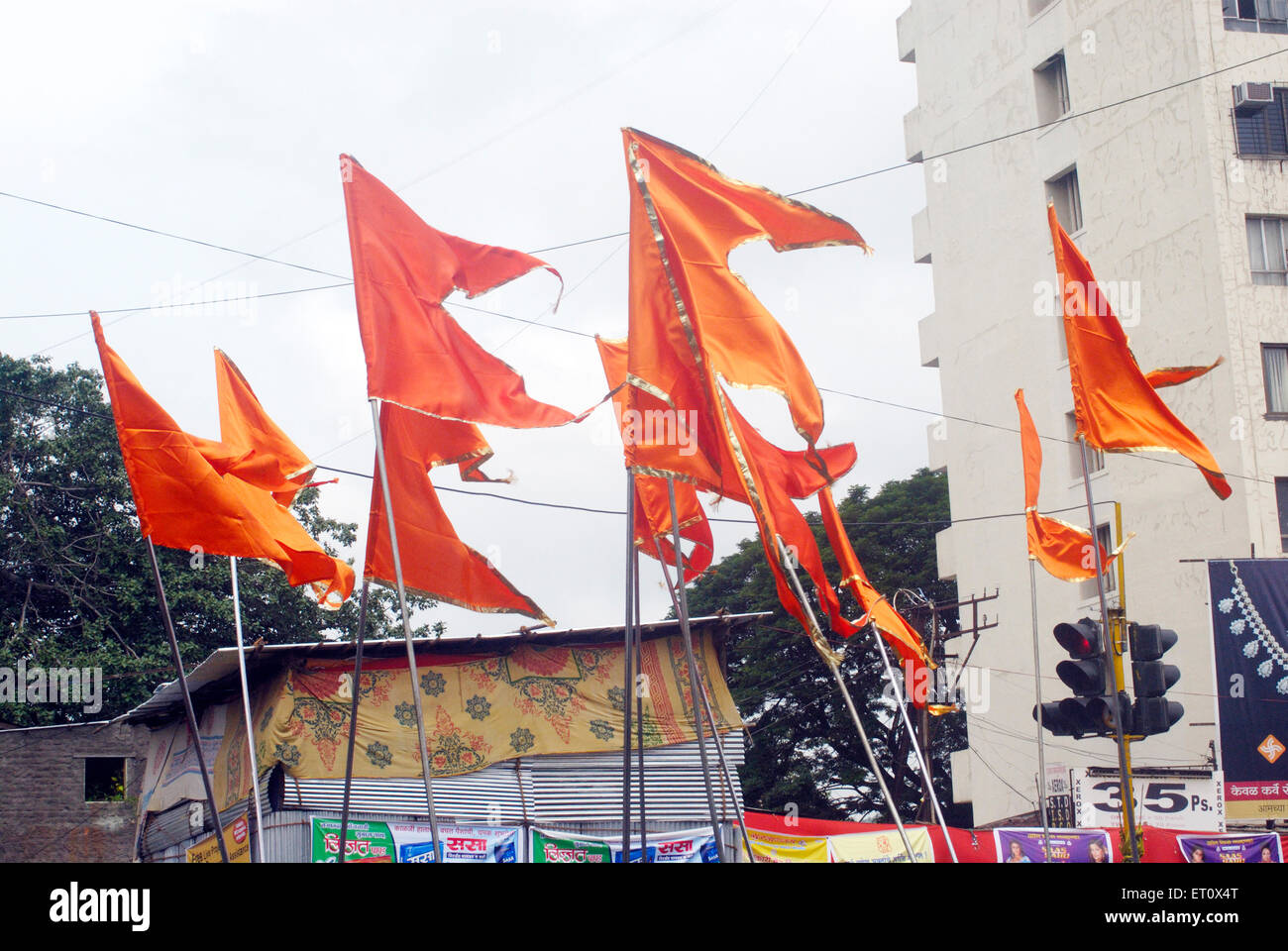 Drapeaux de couleur safran, drapeaux de religion hindoue, festival de Ganesh, Pune, Maharashtra, Inde Banque D'Images Drapeaux de couleur safran, drapeaux de religion hindoue, festival de Ganesh, Pune, Maharashtra, Inde Banque D'Images