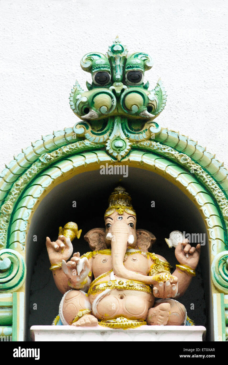 Le Dieu Ganesh ; stuc coloré figure au-dessus de l'entrée d'Adi Shankaracharya Mathématiques à Saras baug ; Pune Maharashtra ; Inde ; Banque D'Images