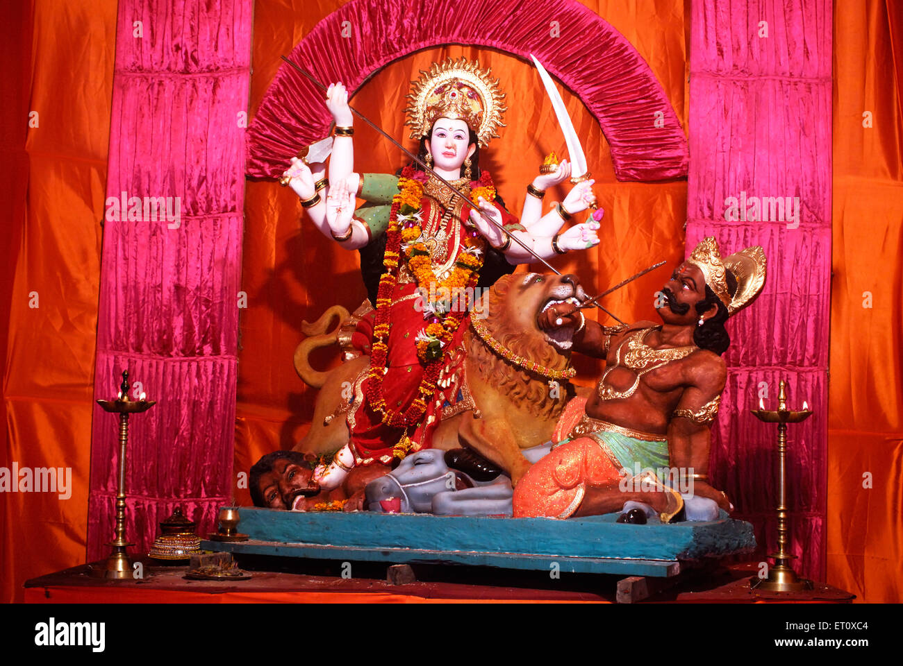 Idole de la Déesse Durga équitation sur lion tuant daemon Mahishasura Navaratri ; festival ; Bombay Mumbai Maharashtra ; Inde ; Banque D'Images