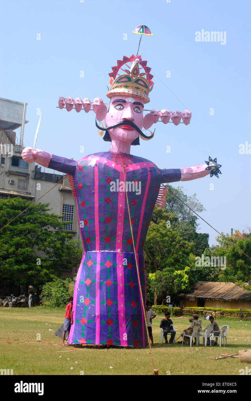 Dix chefs roi démon de Lanka Ravana immense effigie faite pour célébrer le festival Dussera dahan à Azad maidan ; Bombay Mumbai Banque D'Images