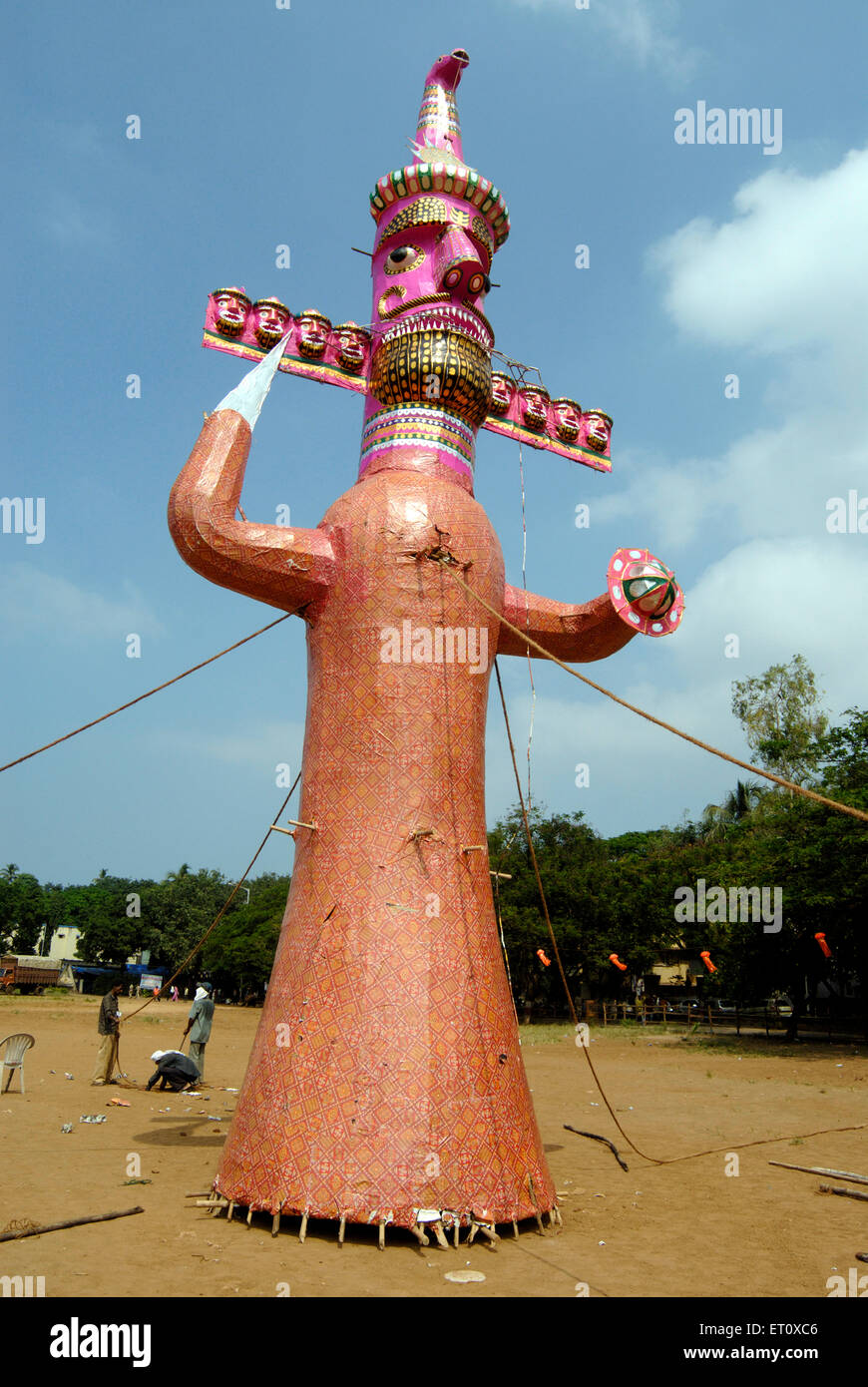 Dix chefs roi démon de Lanka Ravana immense effigie faite pour célébrer le festival Dussera dahan à Azad maidan ; Bombay Banque D'Images