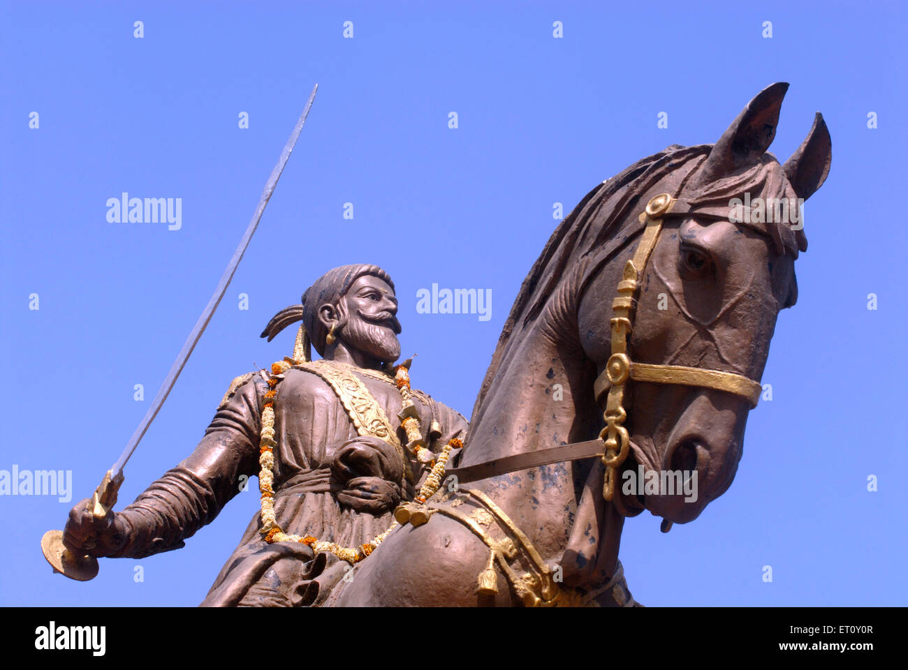 Equestrian statue en bronze de Shivaji Maharaj au Roi Maratha Masunda lake ou Talao Pali ; Thane Maharashtra ; Inde ; Banque D'Images