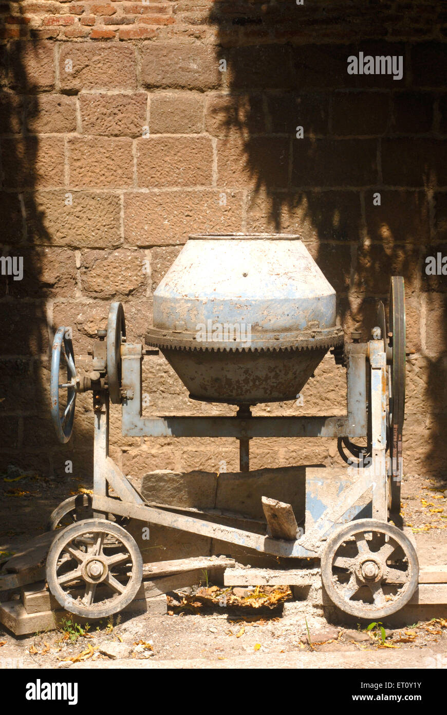 Petit mélangeur de main de béton de ciment ; Pune Maharashtra ; Inde ; Banque D'Images