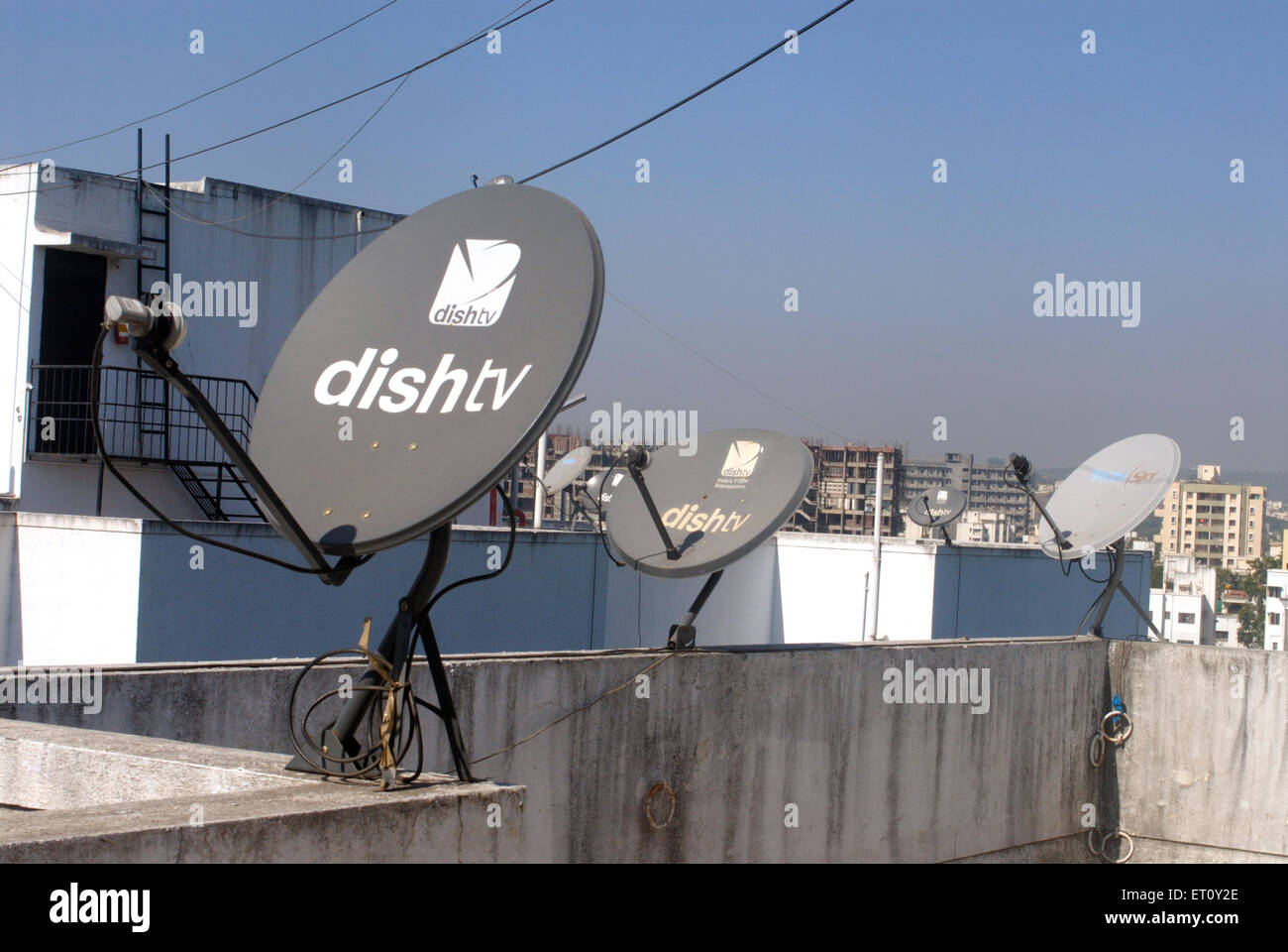 Antennes paraboliques pour la télévision par satellite fixe sur terrasse du complexe immobilier à Pune Maharashtra ; ; ; l'Inde Banque D'Images