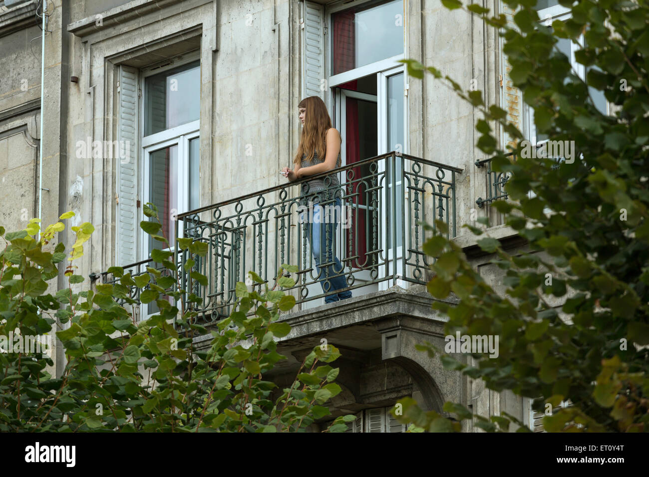 Reims, France, jeune femme avec une pause-cigarette Banque D'Images