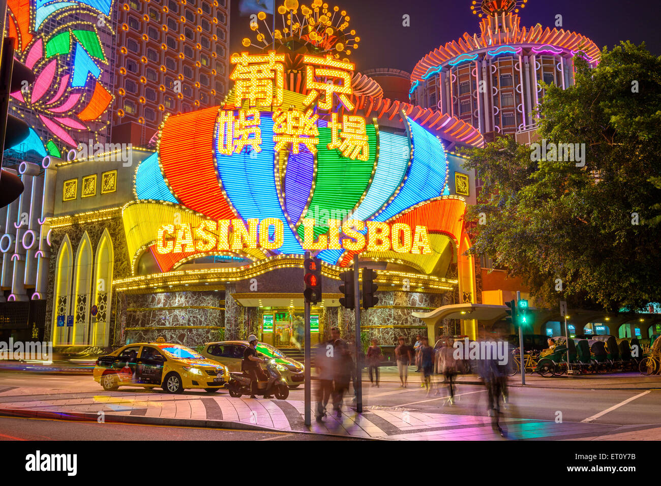Foules et les note de l'extérieur de Casino Lisboa de Macao, Chine. Banque D'Images