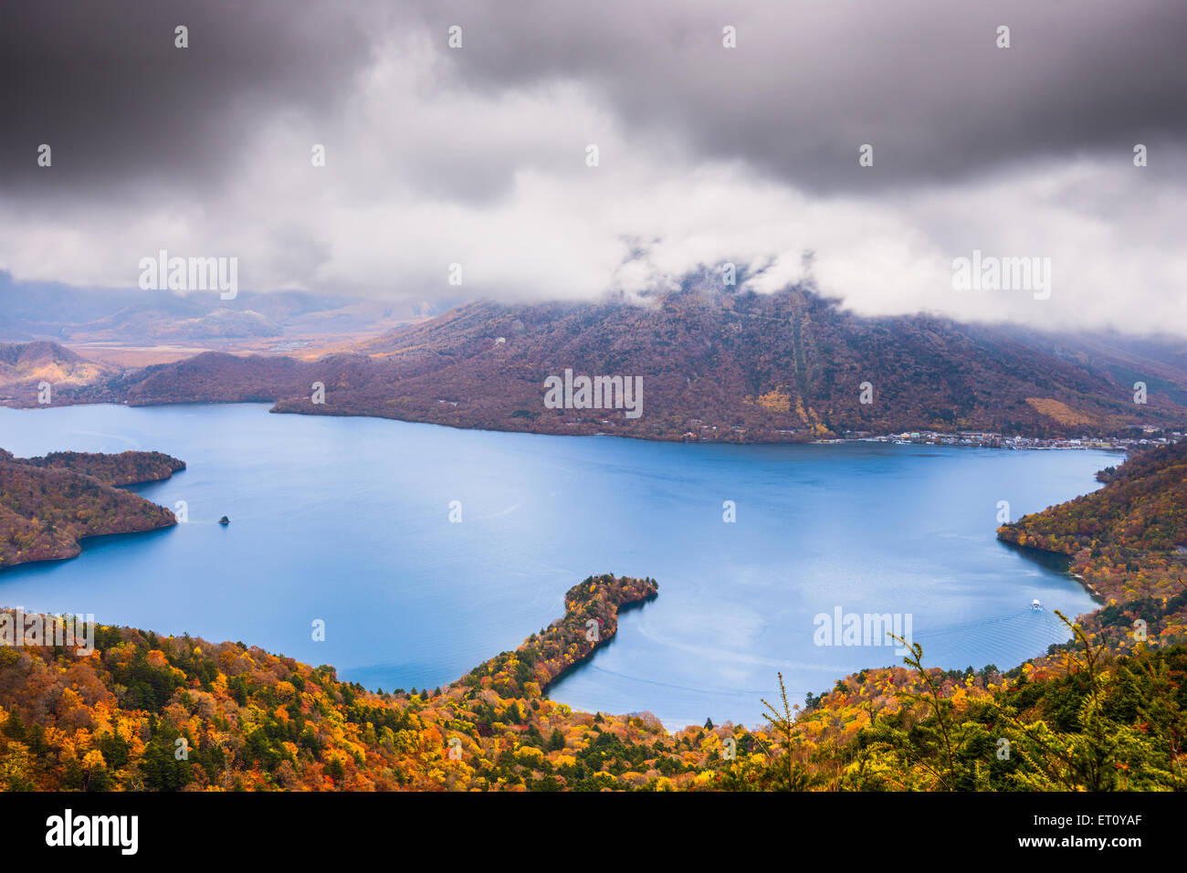 Nikko, Japon au Lac Chuzenji et Mt. Nantai en automne. Banque D'Images