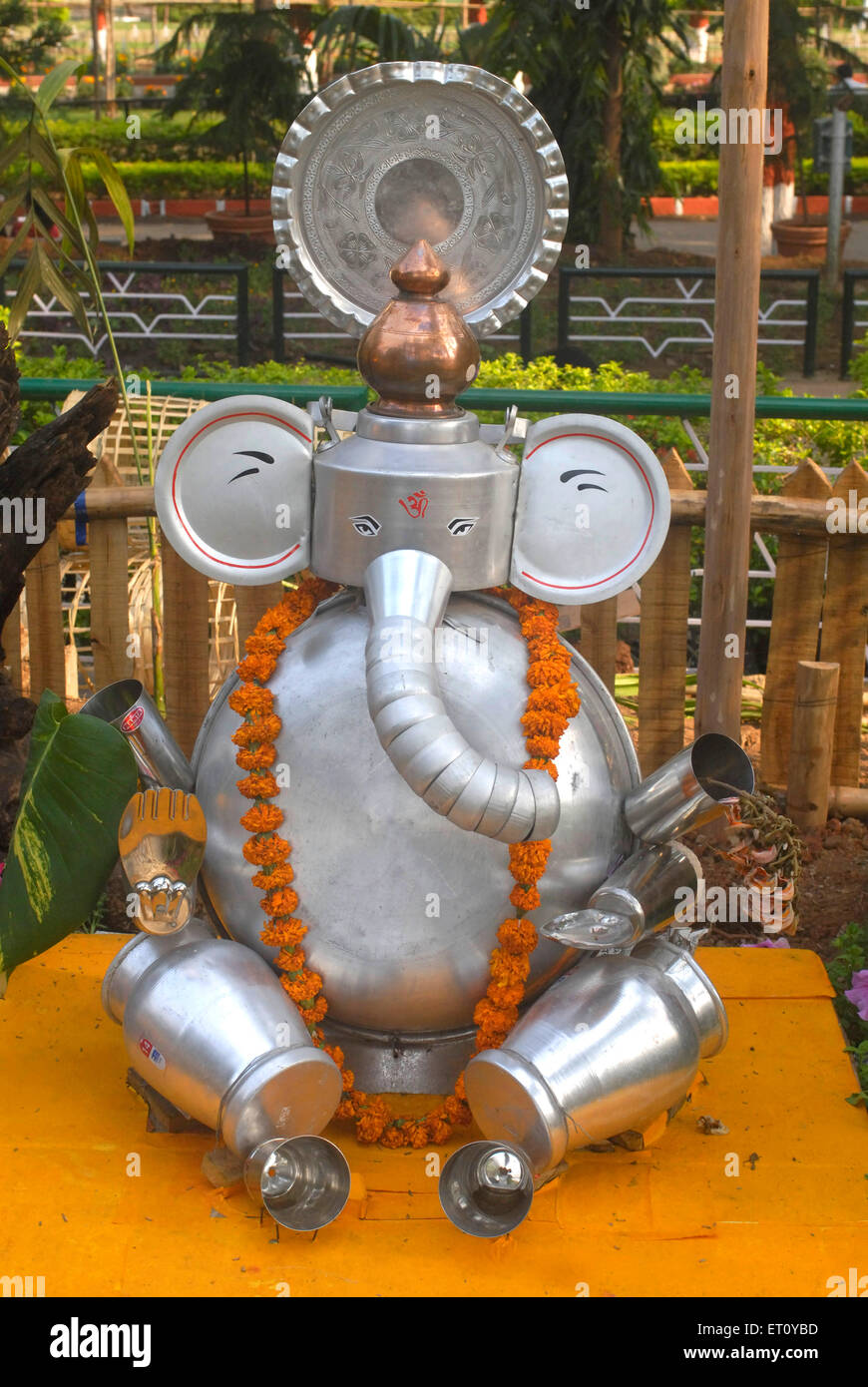 Le Dieu Ganesh ganpati faites par l'organisation à des ustensiles domestiques Sambhaji Deccan ; parc ; Pune Maharashtra ; Inde ; Banque D'Images