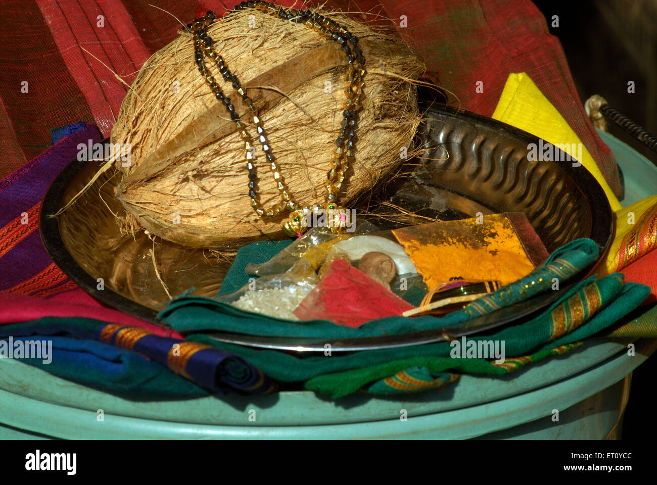 Thali Puja sari Mangalsutra chiffon de coco articles offrant à l'adoration de la Déesse Durga Mahalaxmi temple Saras Baug Banque D'Images