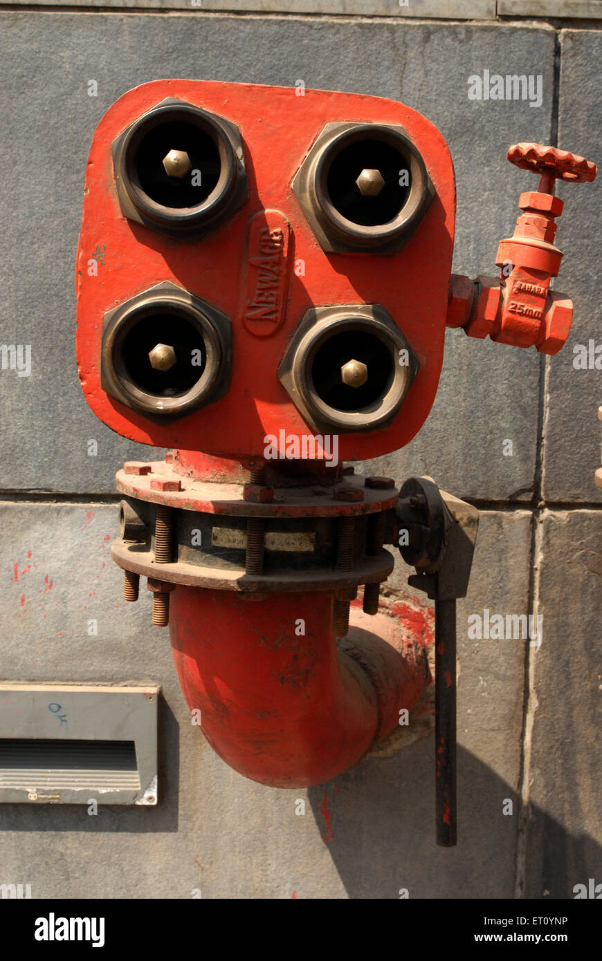 Equipement de lutte contre l'incendie du complexe commercial Hydrant valve raccord de tuyau Pune ; Maharashtra ; Inde Banque D'Images