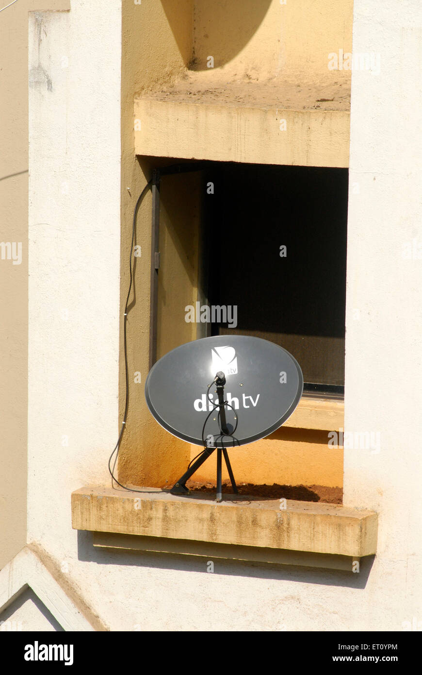 Antenne TV parabolique pour la télévision directe au service SRD domestique par satellite, Borivalii, Bombay, Mumbai, Maharashtra, Inde Banque D'Images