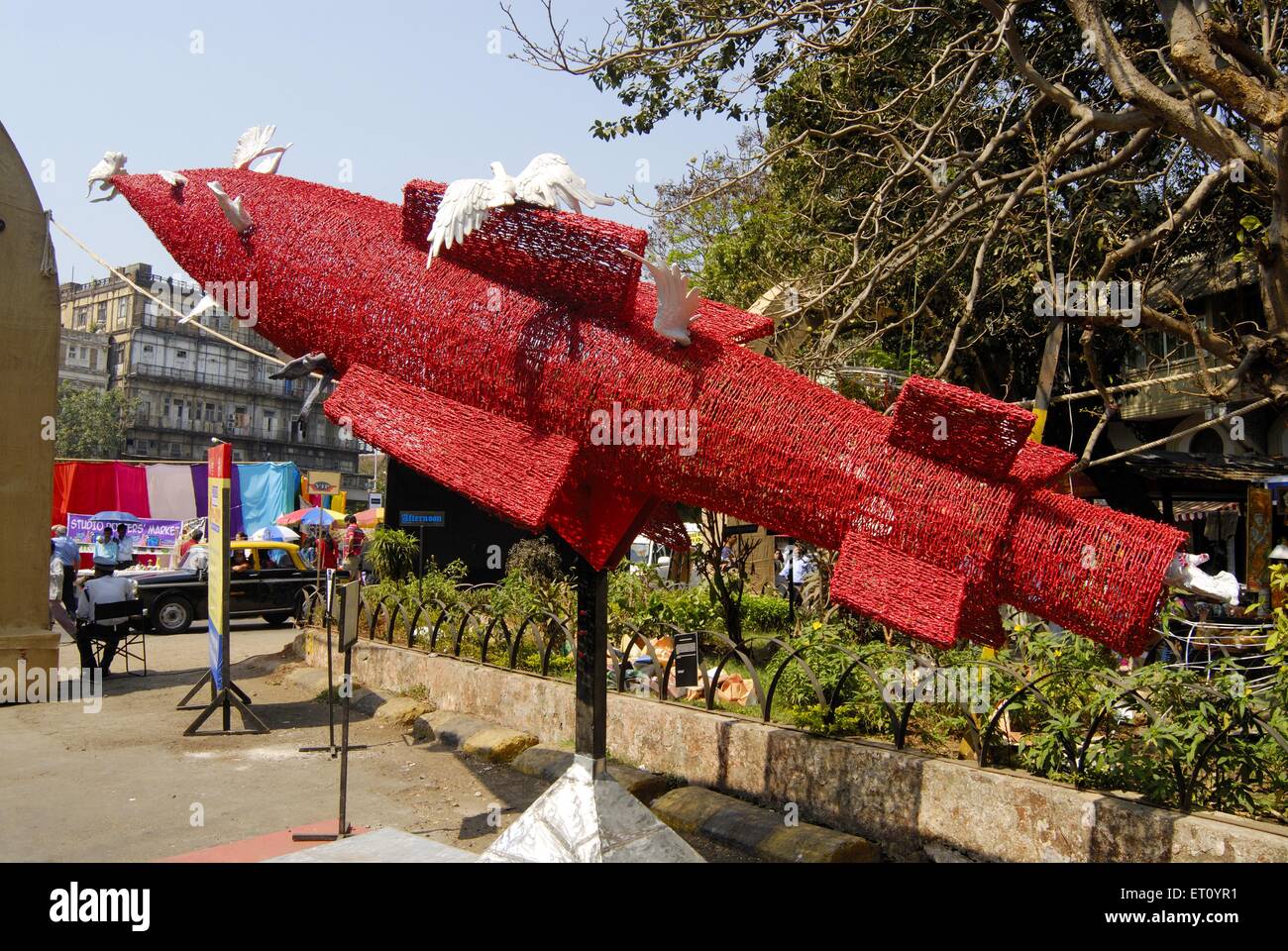 Couleur rouge avec fusée oiseaux blancs non protégés ; thème la paix à Kala Ghoda art festival 2009 ; Bombay Banque D'Images