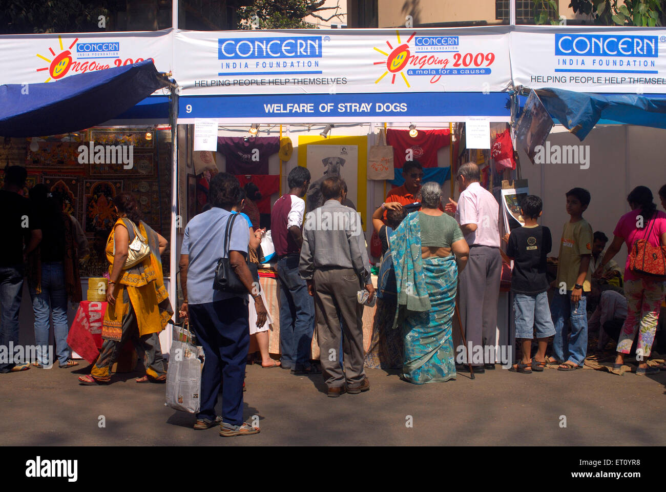 Touristes à Concern India Foundation stall, Kala Ghoda, festival d'art, Bombay, Mumbai, Maharashtra, Inde Banque D'Images