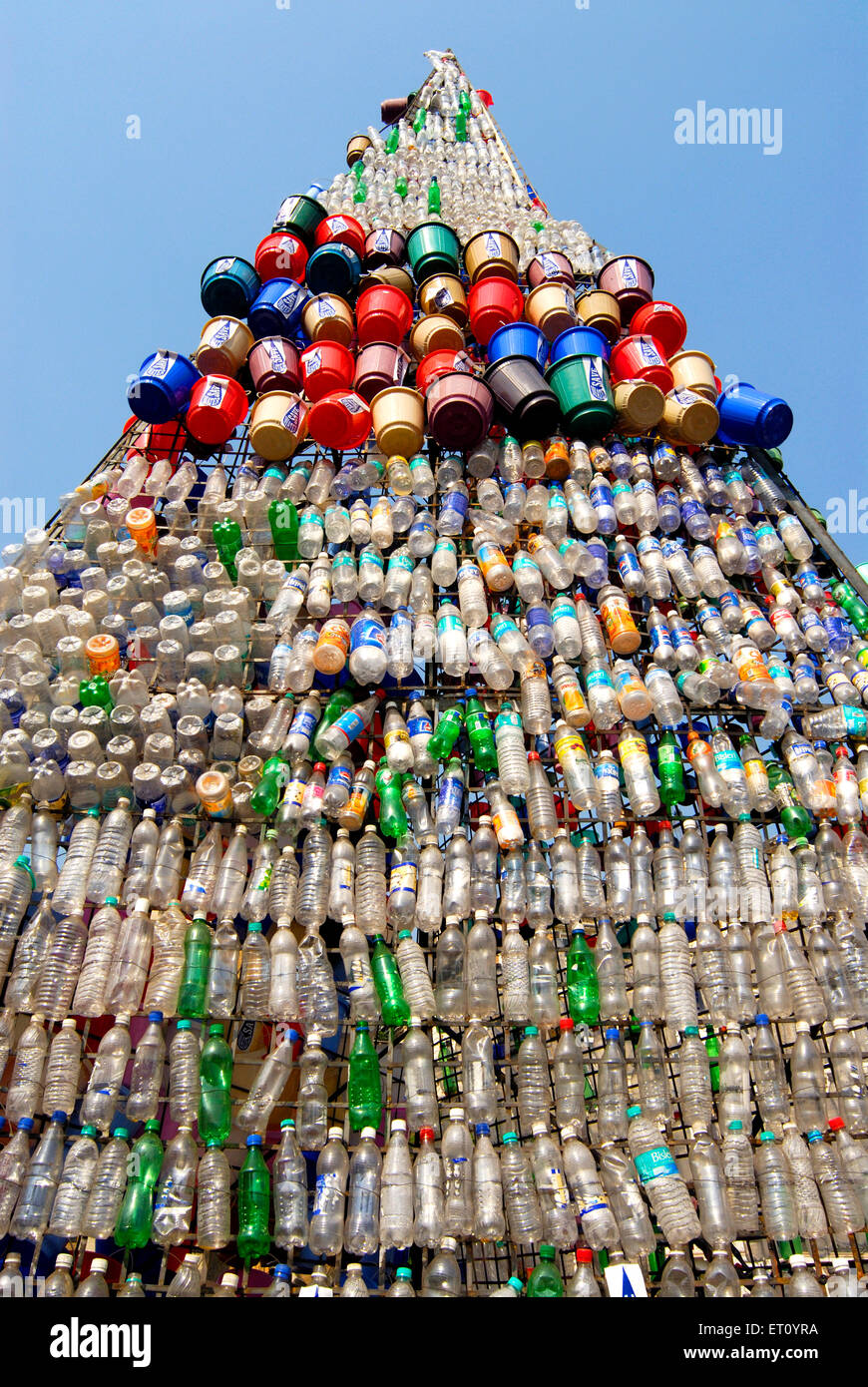 Les bouteilles en plastique et des seaux de conservation de l'eau thème Kala Ghoda art festival Bombay Mumbai maharashtra inde Banque D'Images
