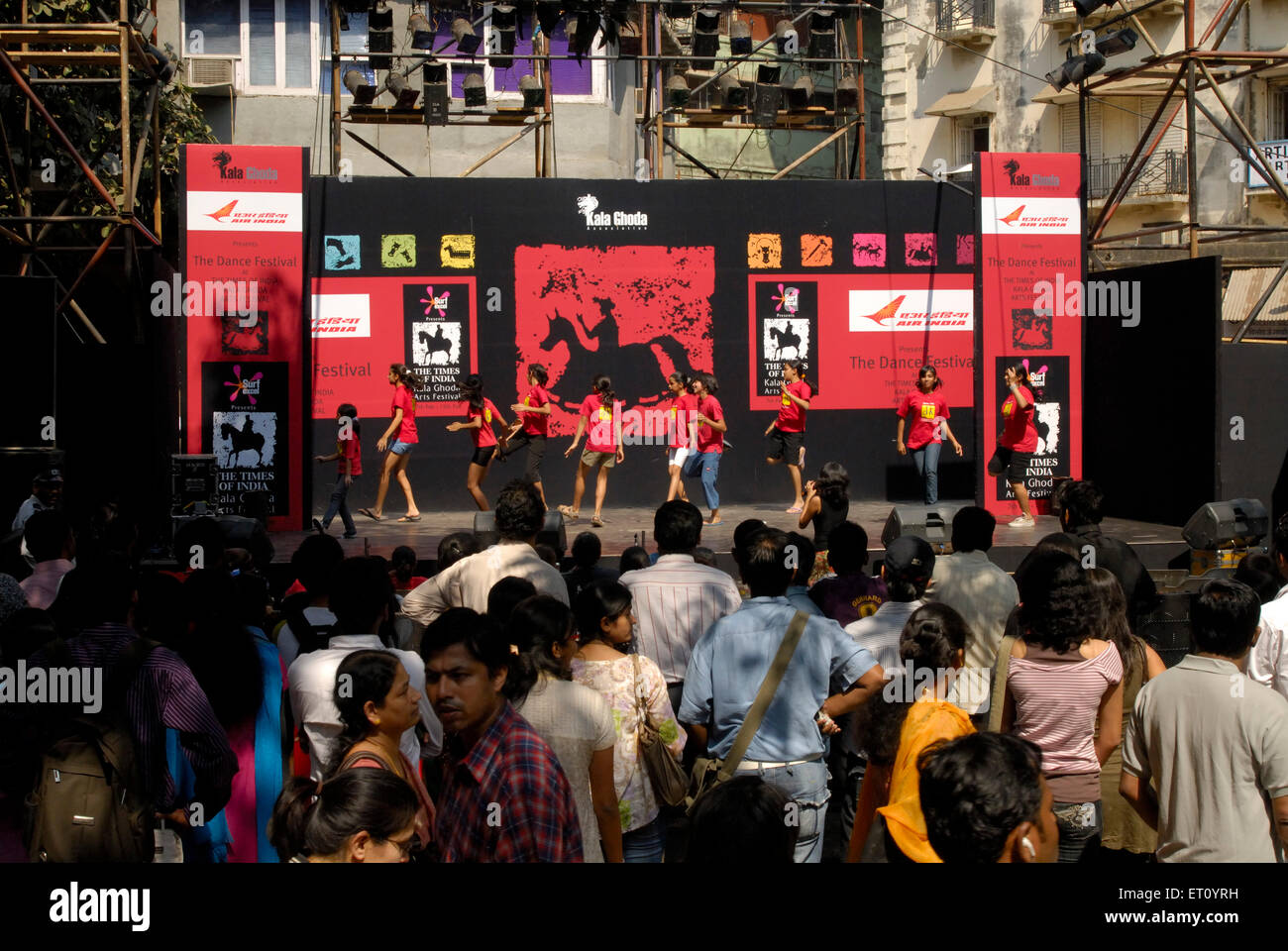Filles d'école dansant sur scène, Kala Ghoda, festival d'art, Bombay, Mumbai, Maharashtra, Inde Banque D'Images