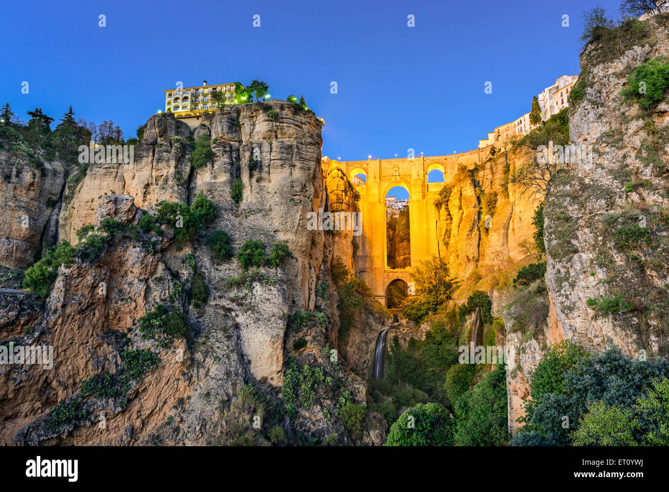Ronda, Espagne à Puente Nuevo au crépuscule. Banque D'Images