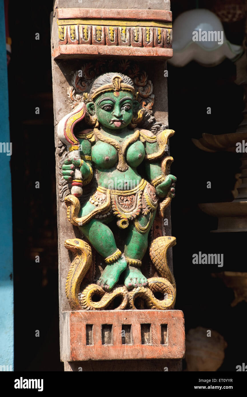 Démon femelle sculpté avec serpents ; Mattancherry ; Cochin ; Kochi ; Kerala ; Inde ; Asie Banque D'Images