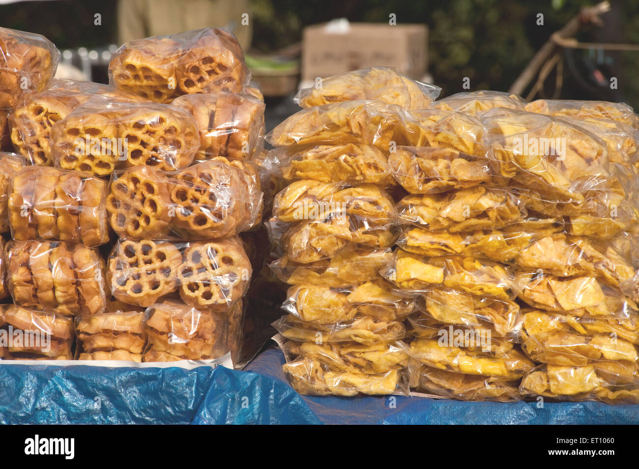 Frit épicé mangeable emballé dans des sacs en plastique ; Nedumgolam ; ; ; Quilon Quilon Kerala Inde 2010 Banque D'Images