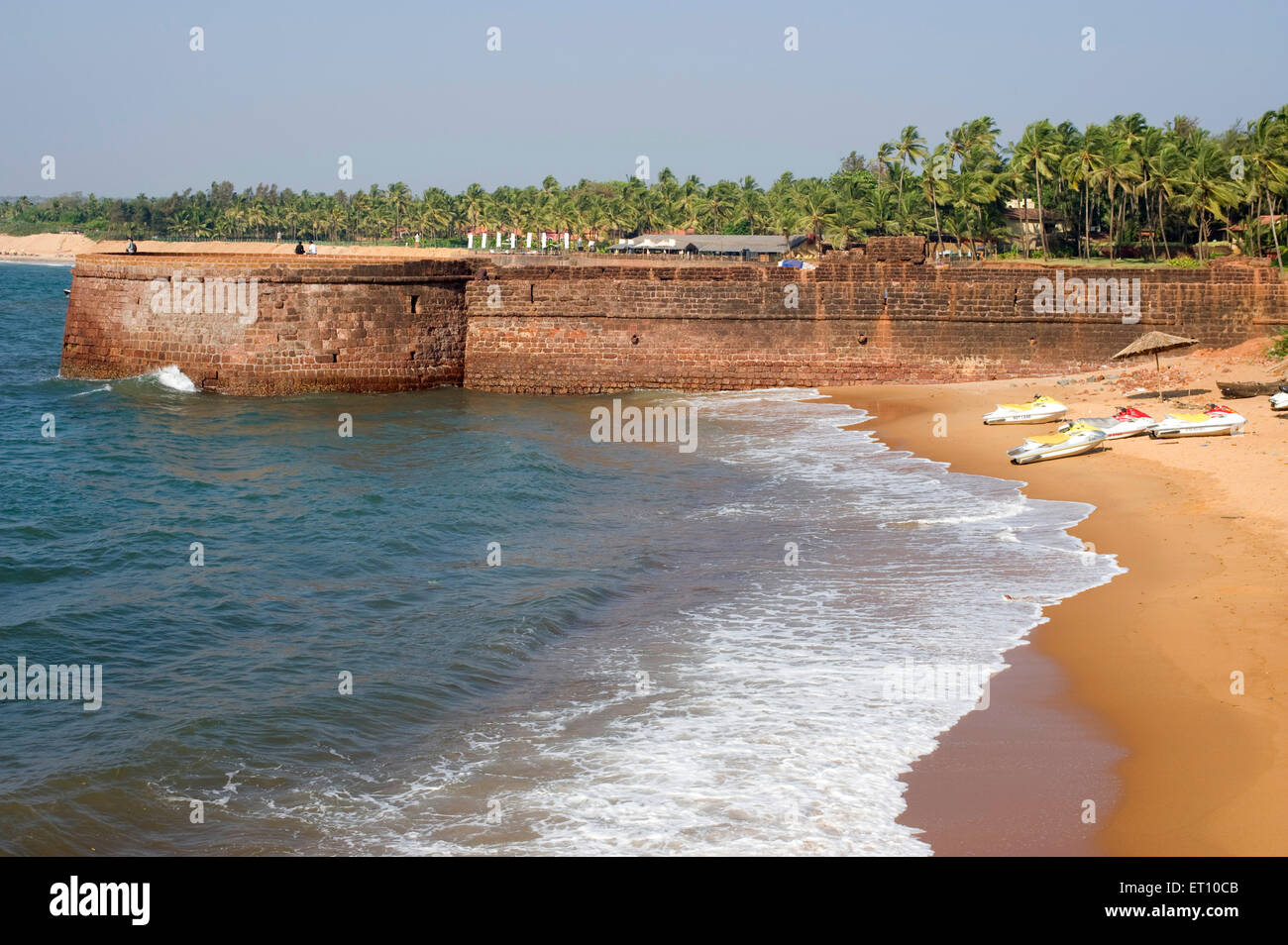 Fort Aguada inférieur et dense de cocotiers à plage de sinquerim ; Goa Inde ; Banque D'Images