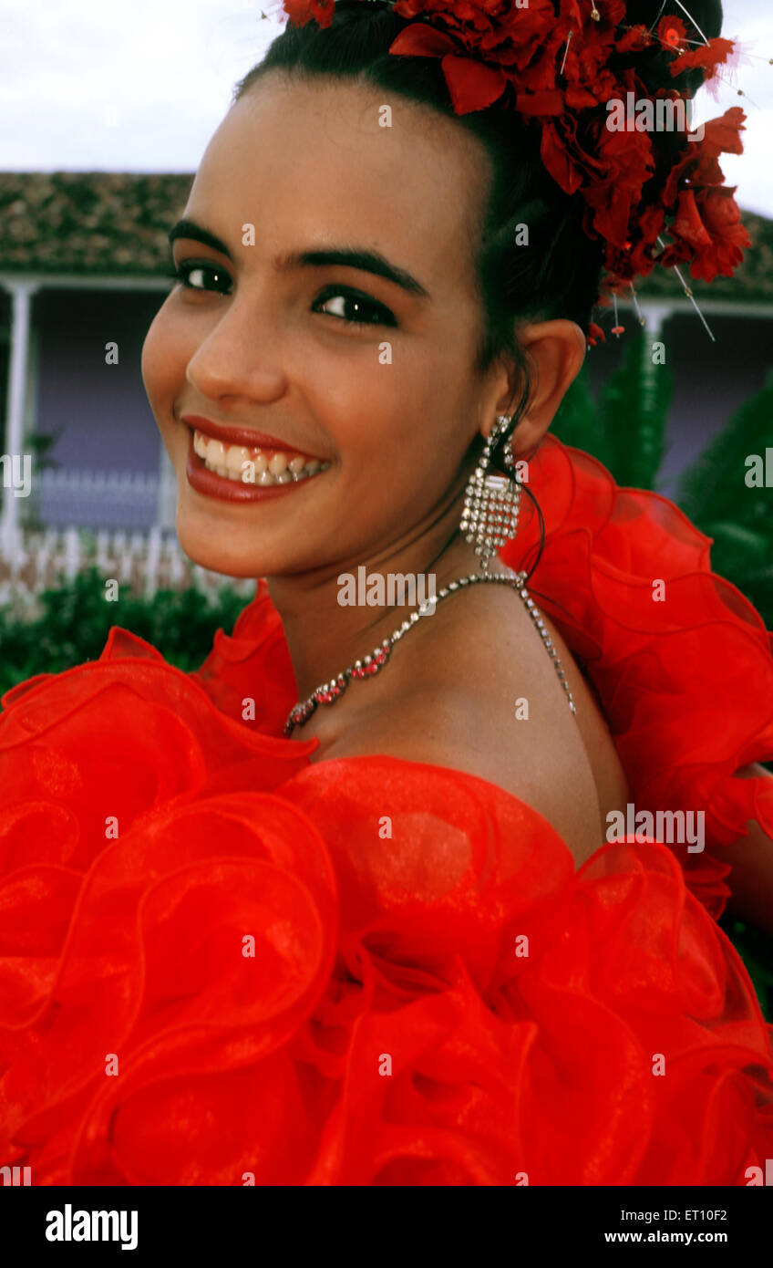 Jeune fille habillé pour la Quinceanera ou le coing, la célébration d'une fille de son quinzième anniversaire à Trinidad, Cuba, Caraïbes. Banque D'Images