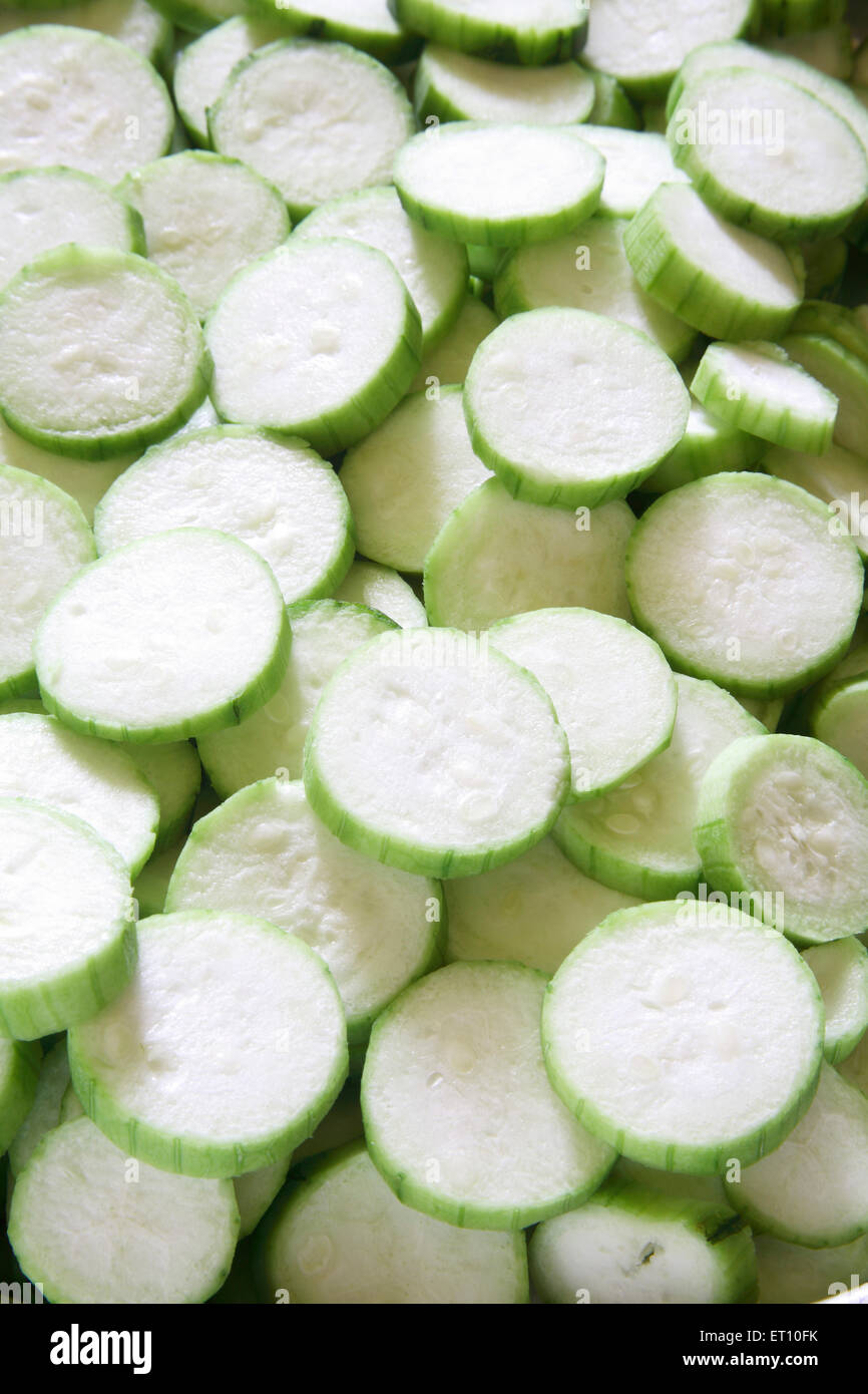 Légumes verts ; ronde tranches de ghiya nanuan pompion rampante genre de citrouille Banque D'Images