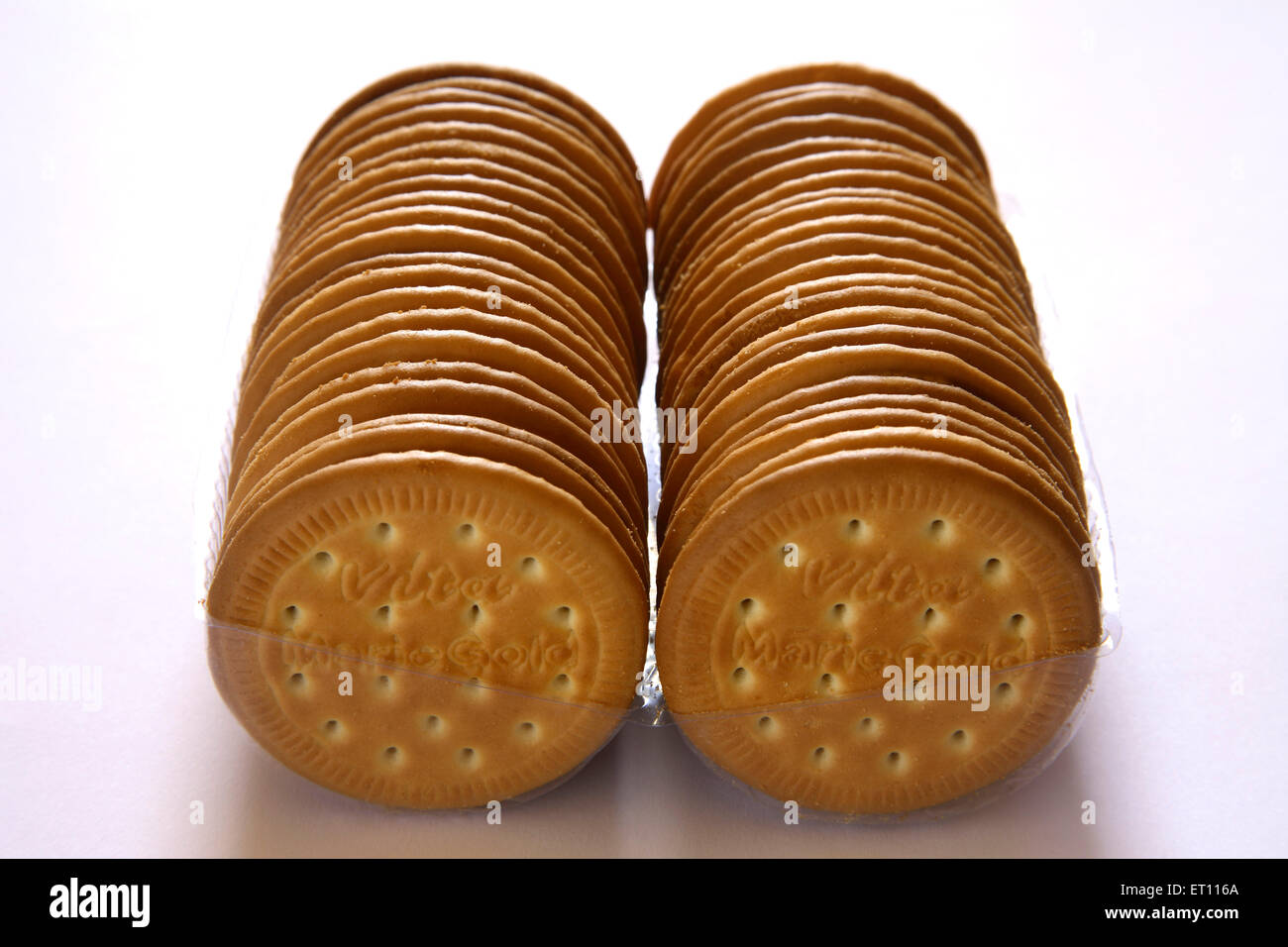 Biscuit Sucre Gateau Sec Clair Brun Pale En Caisse En Plastique Sur Fond Blanc Photo Stock Alamy