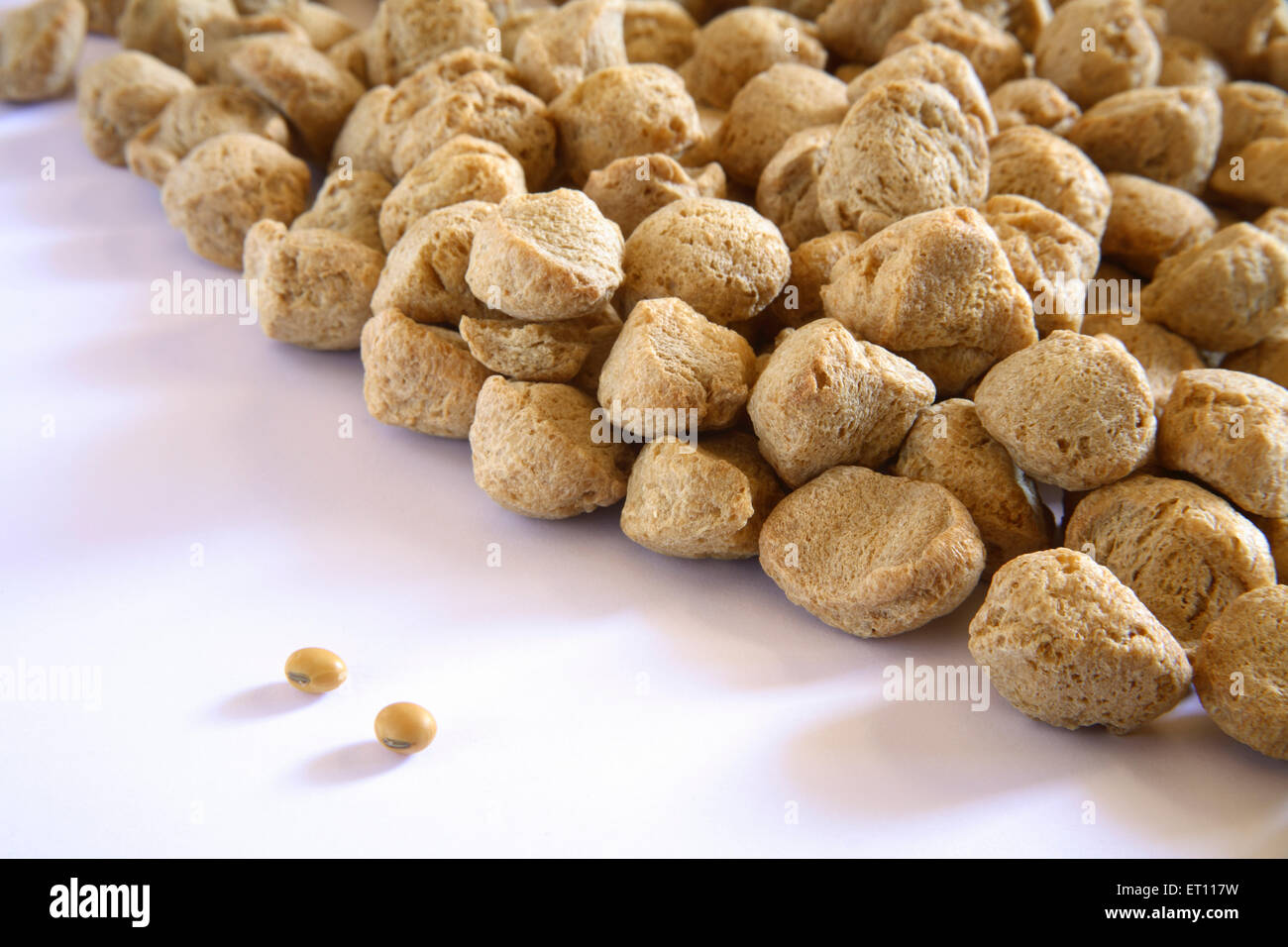 Le Soja Le soja ou source de nourriture et de l'huile sur fond blanc Banque D'Images