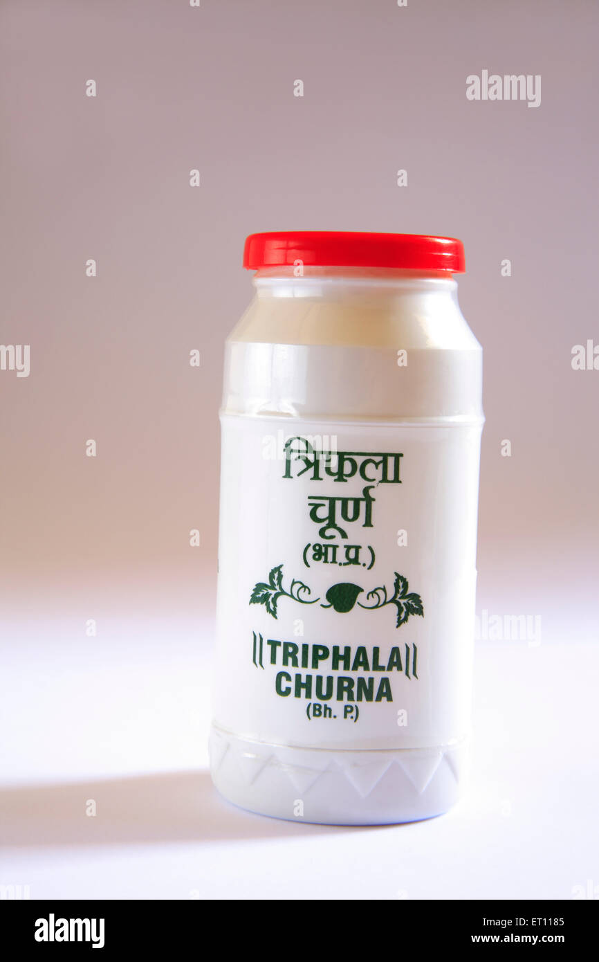 triphala churna poudre pour le soulagement de la constipation en bouteille plastique sur fond blanc Banque D'Images
