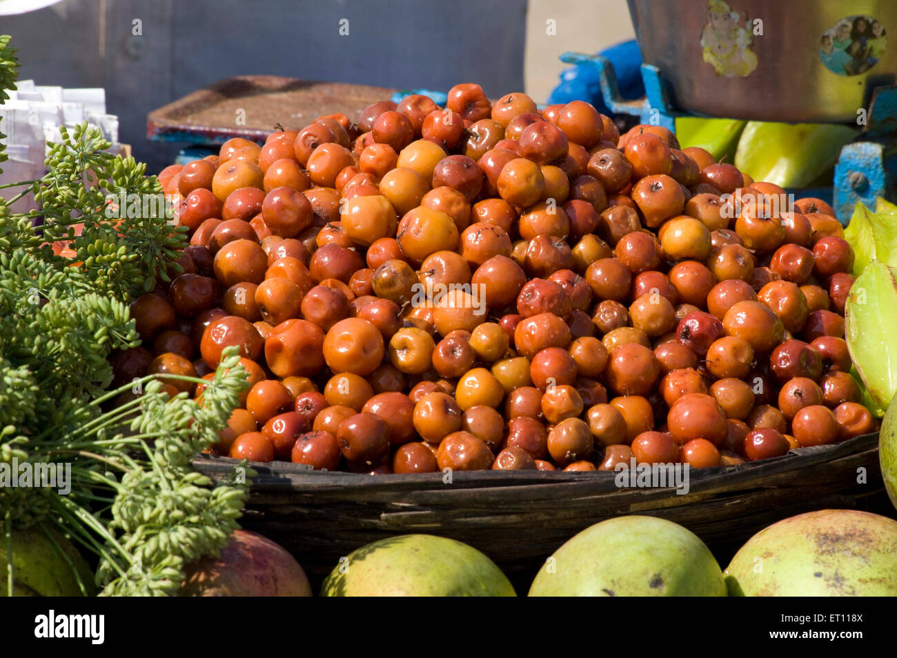 Fruits Jujube à vendre à plage de Juhu Mumbai Inde Asie Banque D'Images